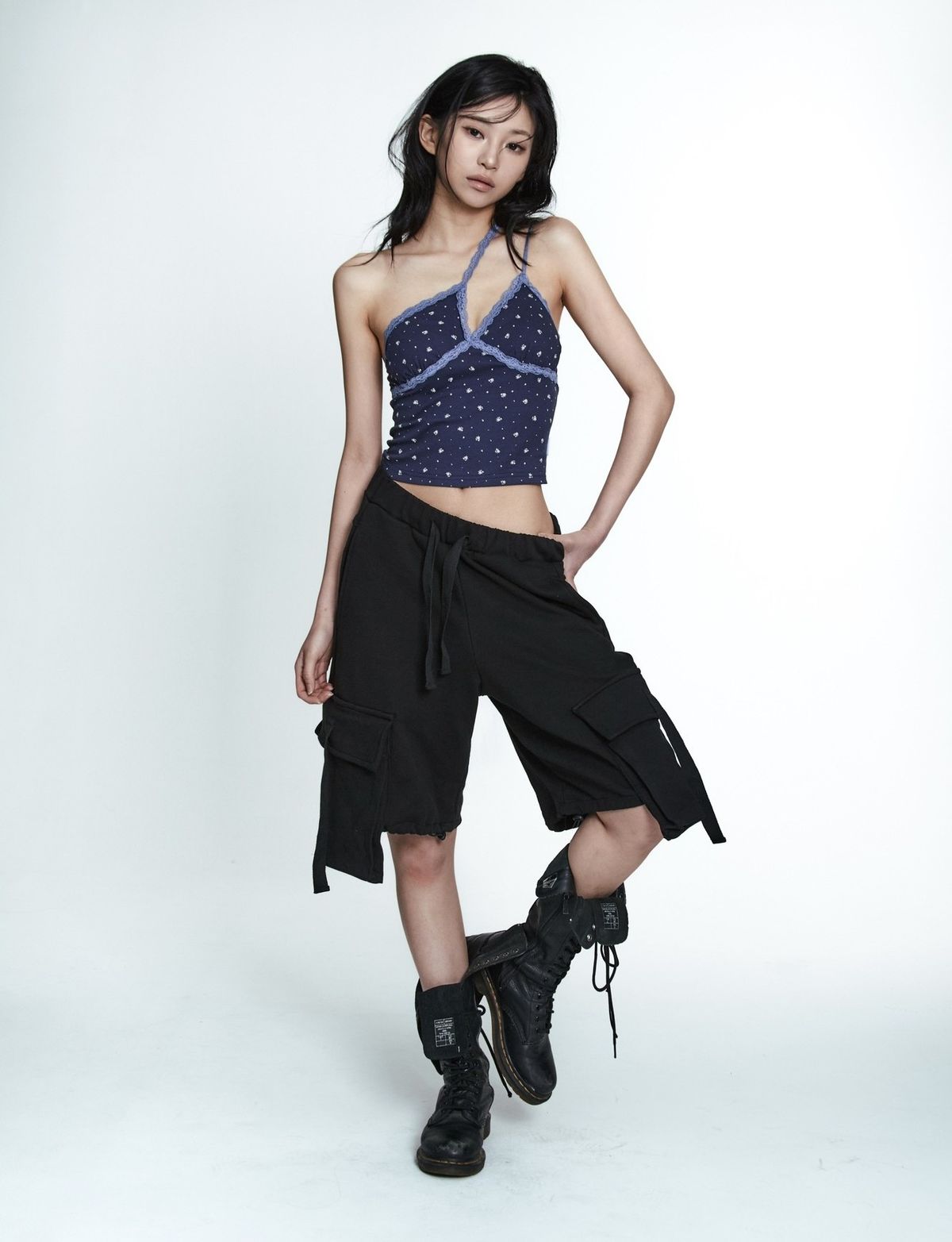 엠엘케이(MLK) 플라워 언발란스 레이스 슬리브리스 탑 (NAVY)