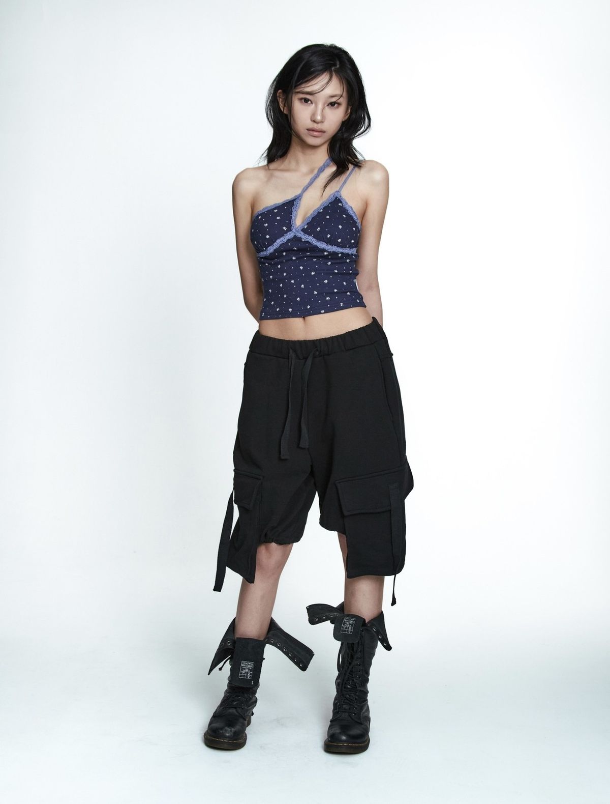 엠엘케이(MLK) 플라워 언발란스 레이스 슬리브리스 탑 (NAVY)