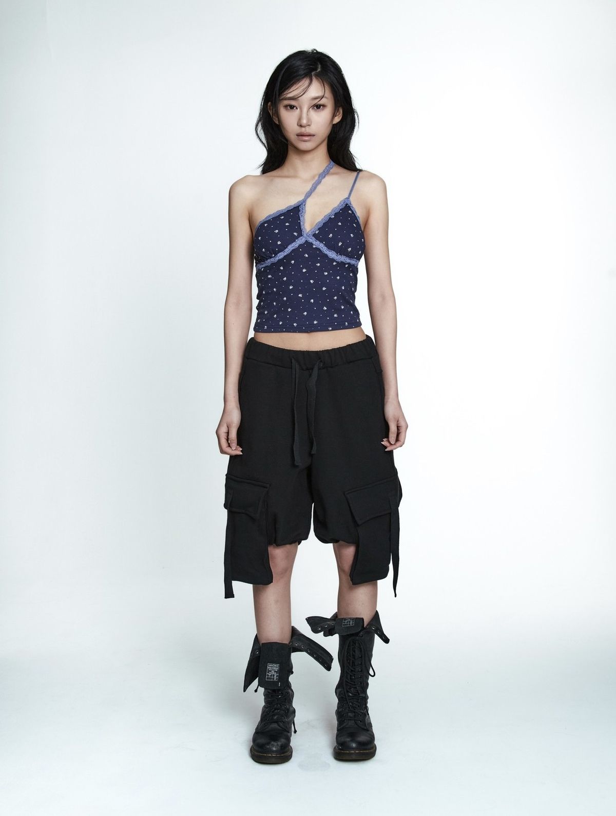 엠엘케이(MLK) 플라워 언발란스 레이스 슬리브리스 탑 (NAVY)