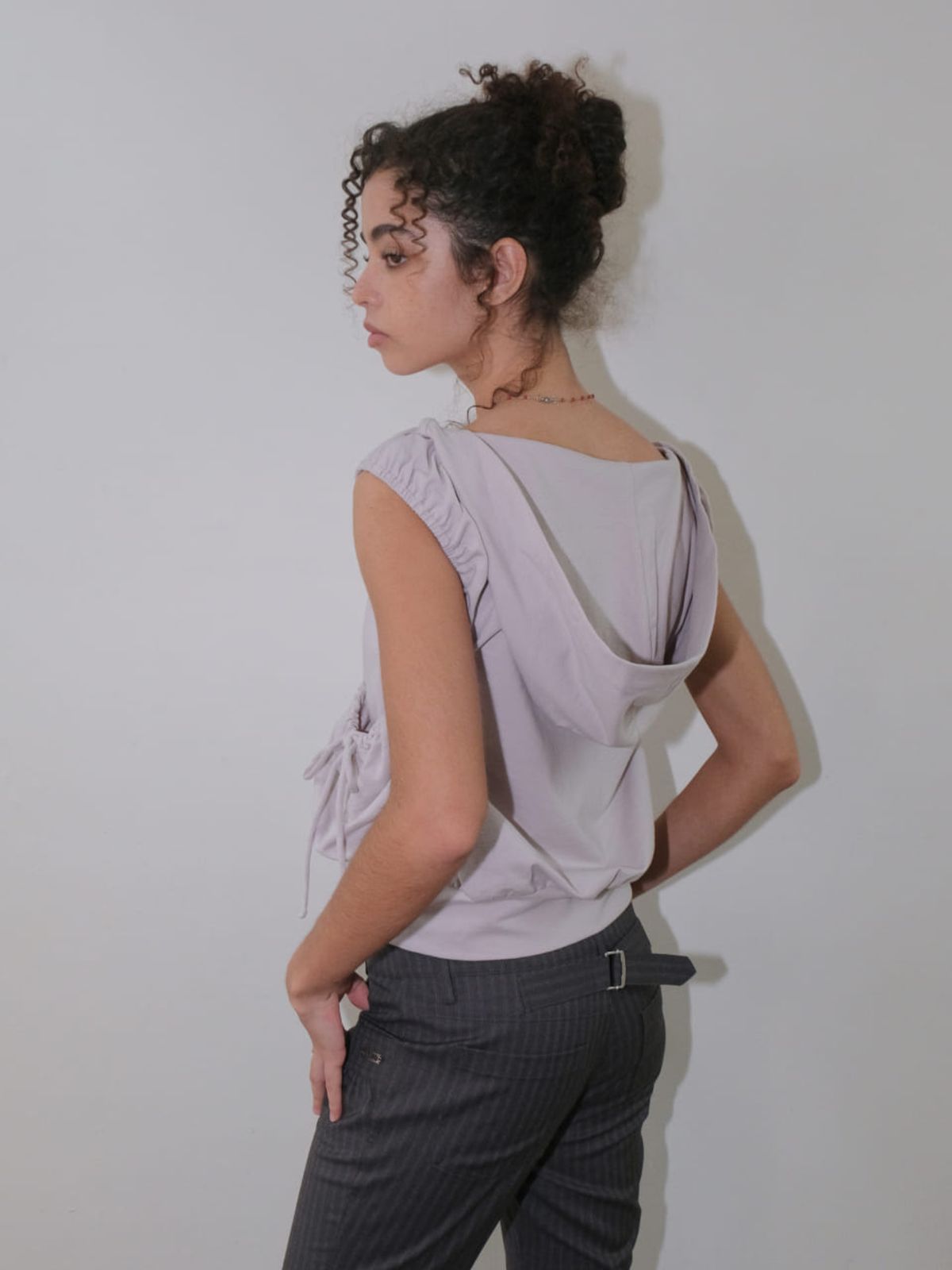 오디너리 홀리데이(ORDINARY HOLIDAY) SHIRRING NECK HOODIE [GRAY]