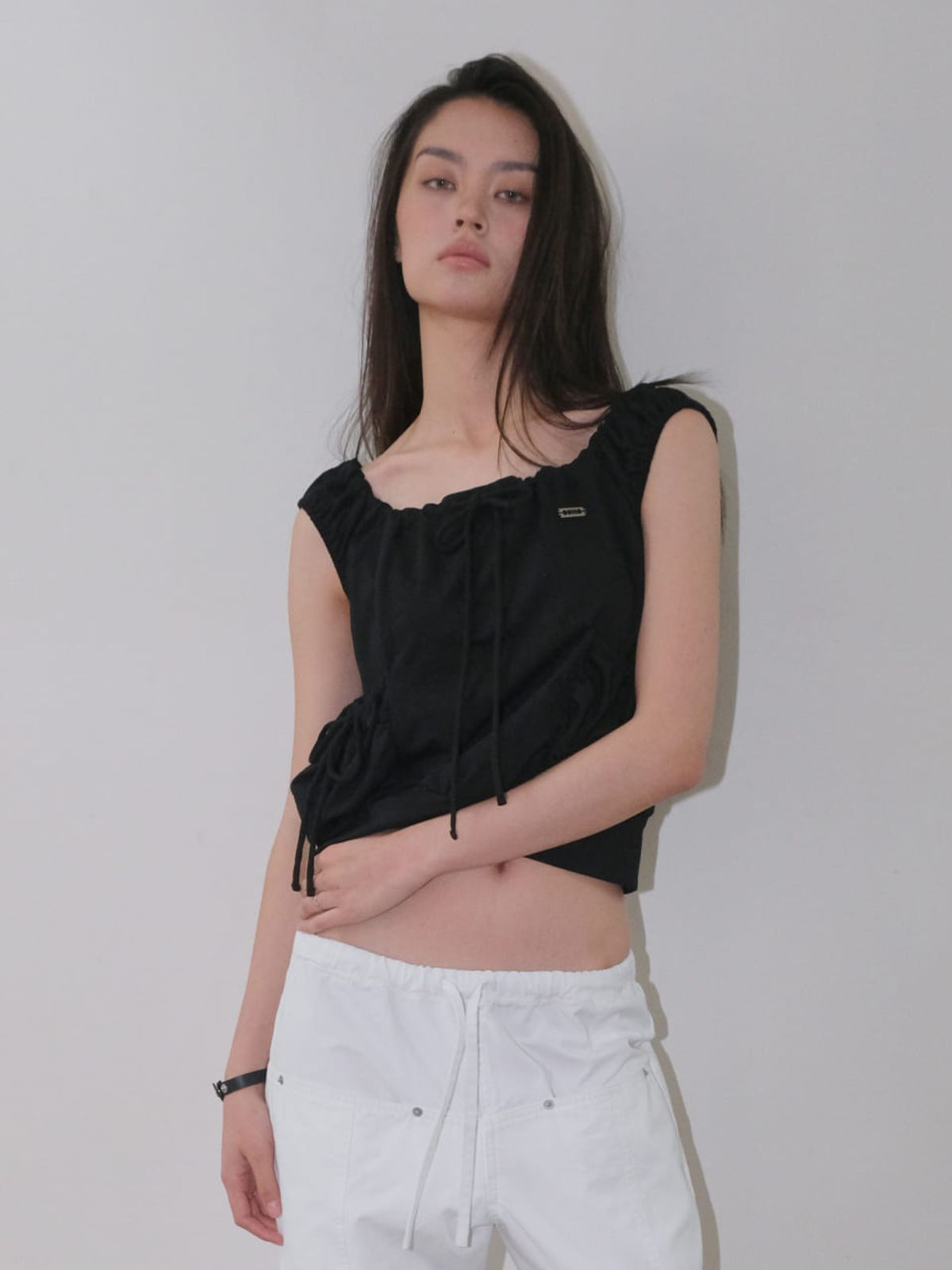 오디너리 홀리데이(ORDINARY HOLIDAY) SHIRRING NECK HOODIE [BLACK]