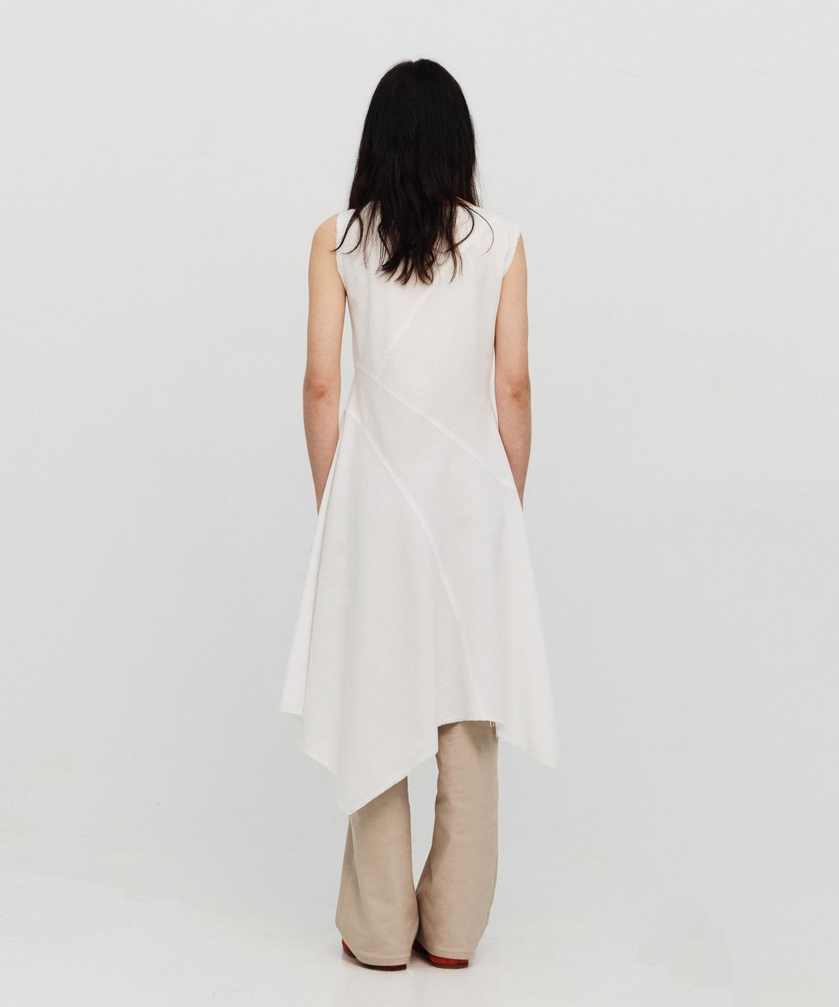실롯(SEALOT) 어시매트릭 컷 스냅 코튼 맥시 드레스 (화이트)