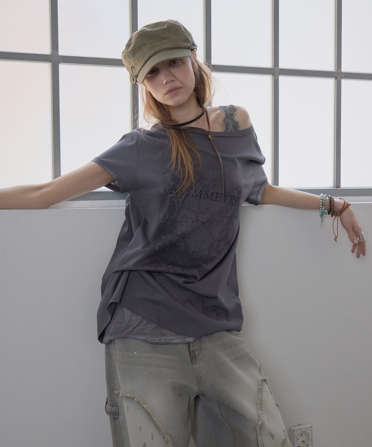 애시메트리(ASYMMETRY) FADED SLANT SILHOUETTE TOP / CHARCOAL