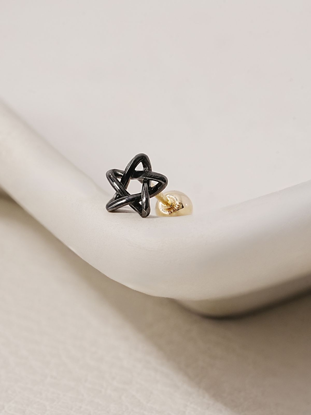 미니멀피어싱(MINIMALPIERCING) 14K 블랙 별 포인트 피어싱 귀걸이