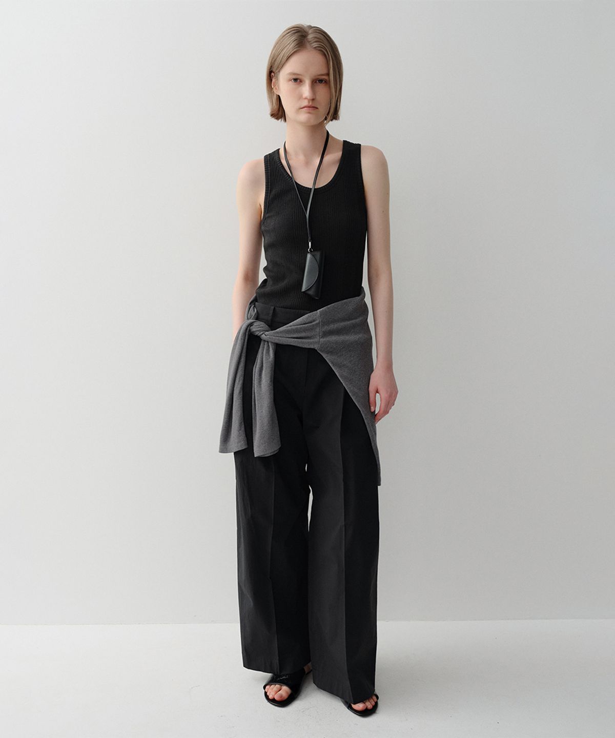 이아(EAAH) JENA SLEEVELESS TOP (BLACK)