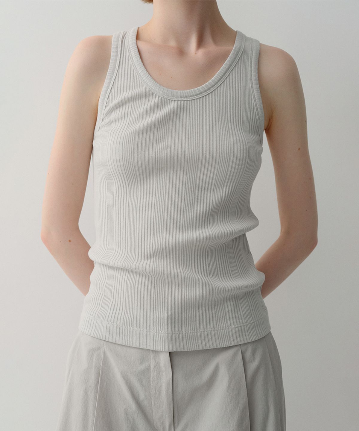 이아(EAAH) JENA SLEEVELESS TOP (LIGHT GREY)