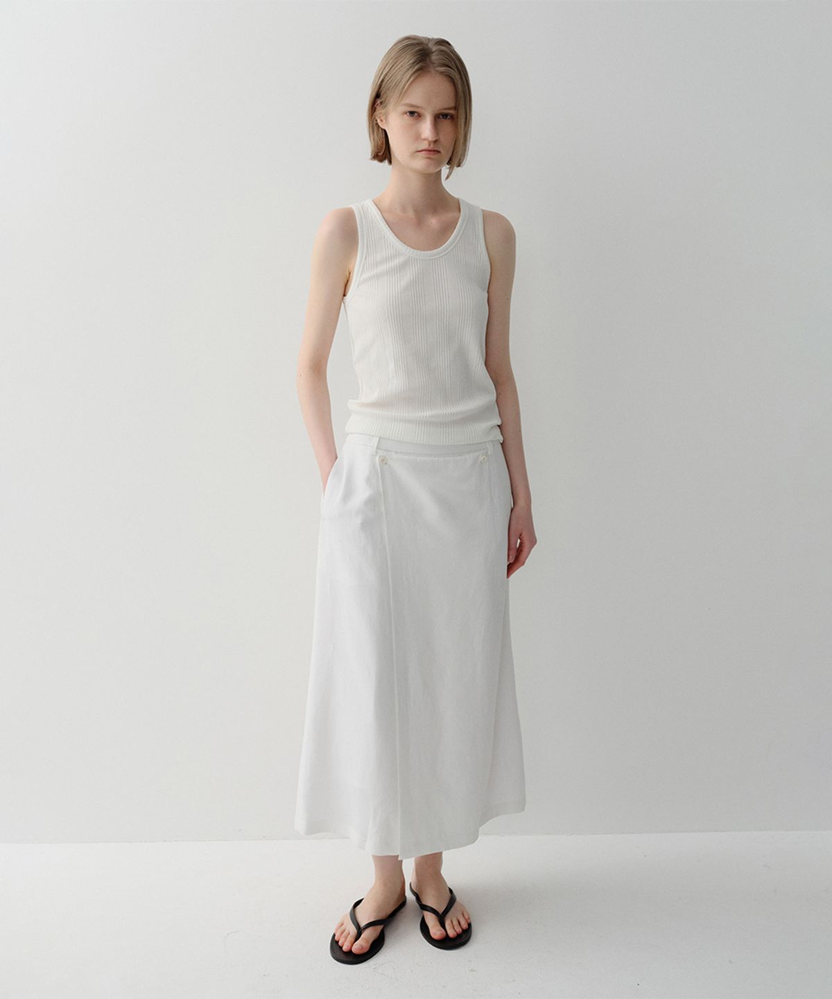 이아(EAAH) JENA SLEEVELESS TOP (WHITE)
