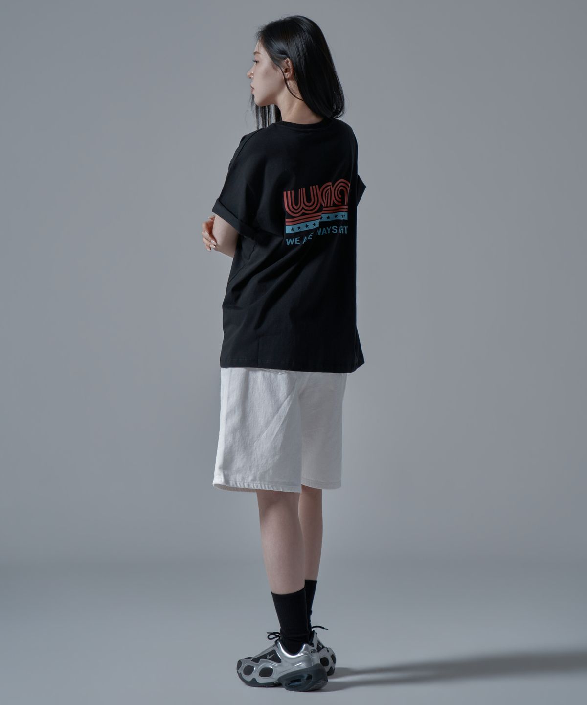 와르 포 우먼(WAARFORWOMAN) WT-65 라인 로고 오버핏 반팔 티셔츠_블랙