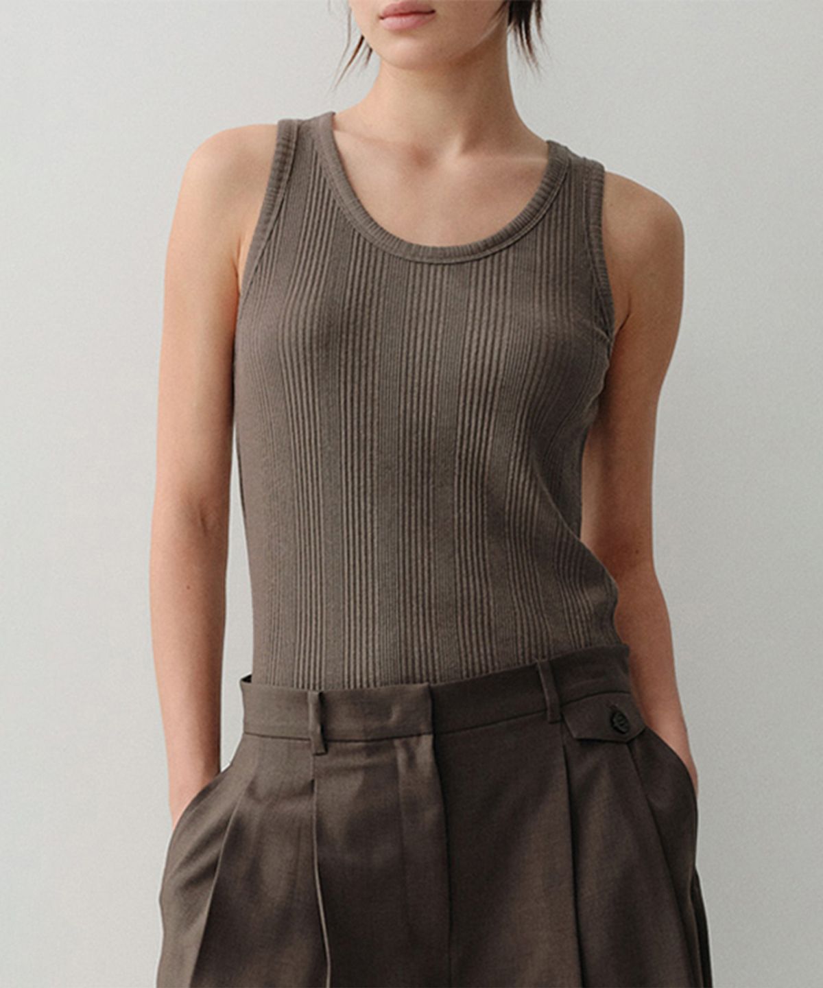 이아(EAAH) JENA SLEEVELESS TOP (BROWN)