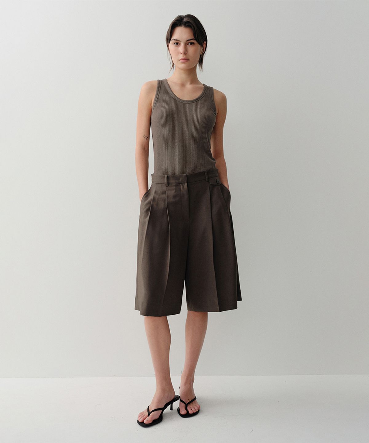 이아(EAAH) JENA SLEEVELESS TOP (BROWN)