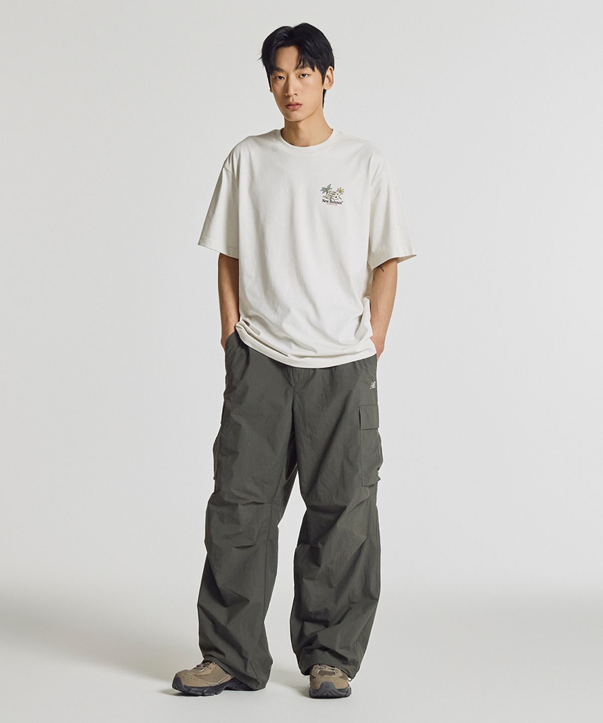 뉴발란스(NEW BALANCE) NBNTG21513 / UNI FROZEN 코튼라이크 카고 와이드 팬츠 (DARK KHAKI)