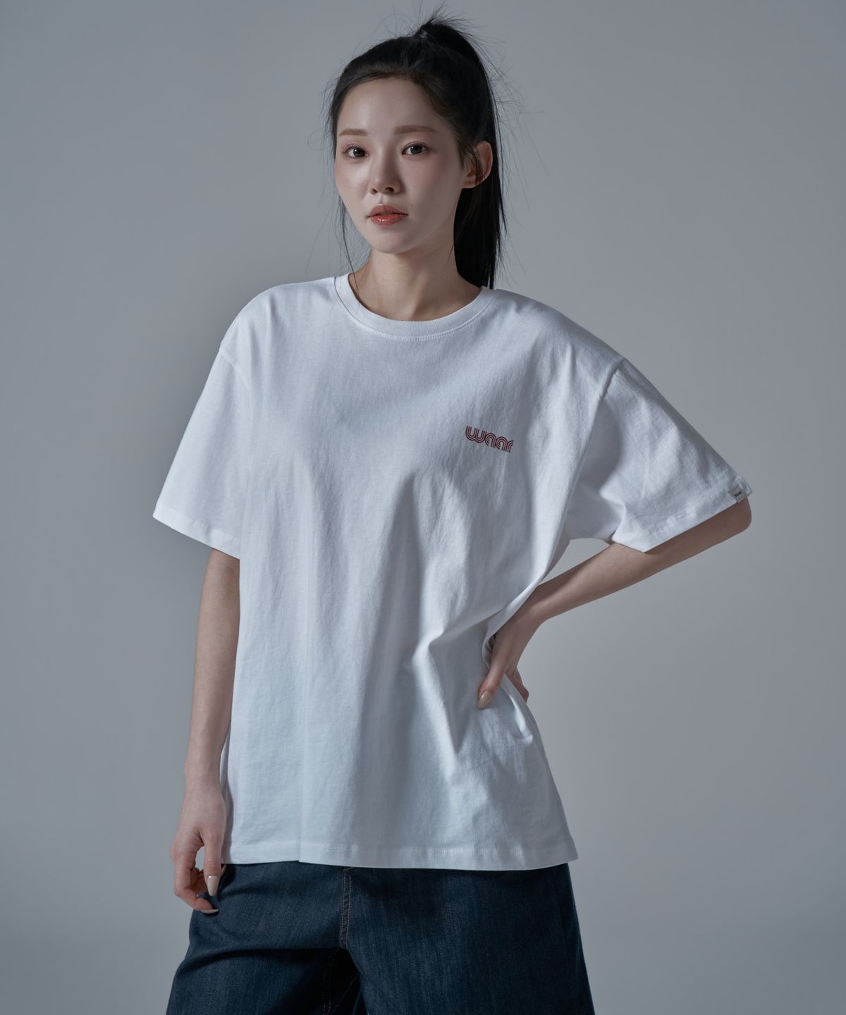 와르 포 우먼(WAARFORWOMAN) WT-65 라인 로고 오버핏 반팔 티셔츠_화이트