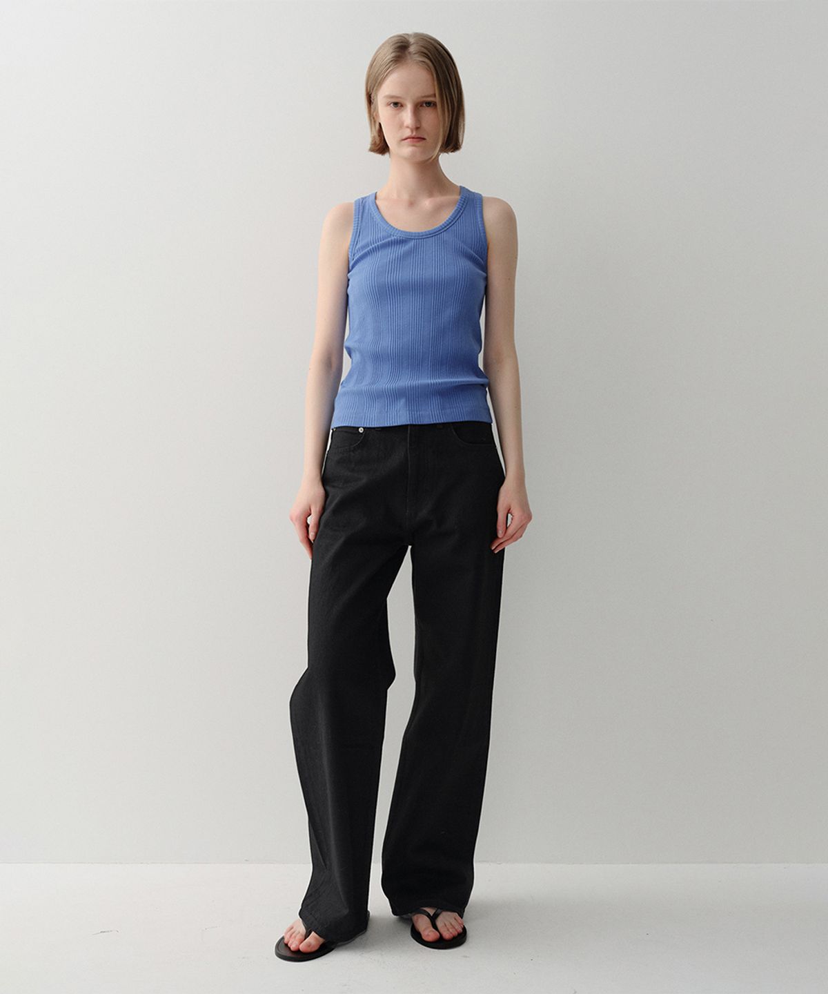 이아(EAAH) JENA SLEEVELESS TOP (BLUE)