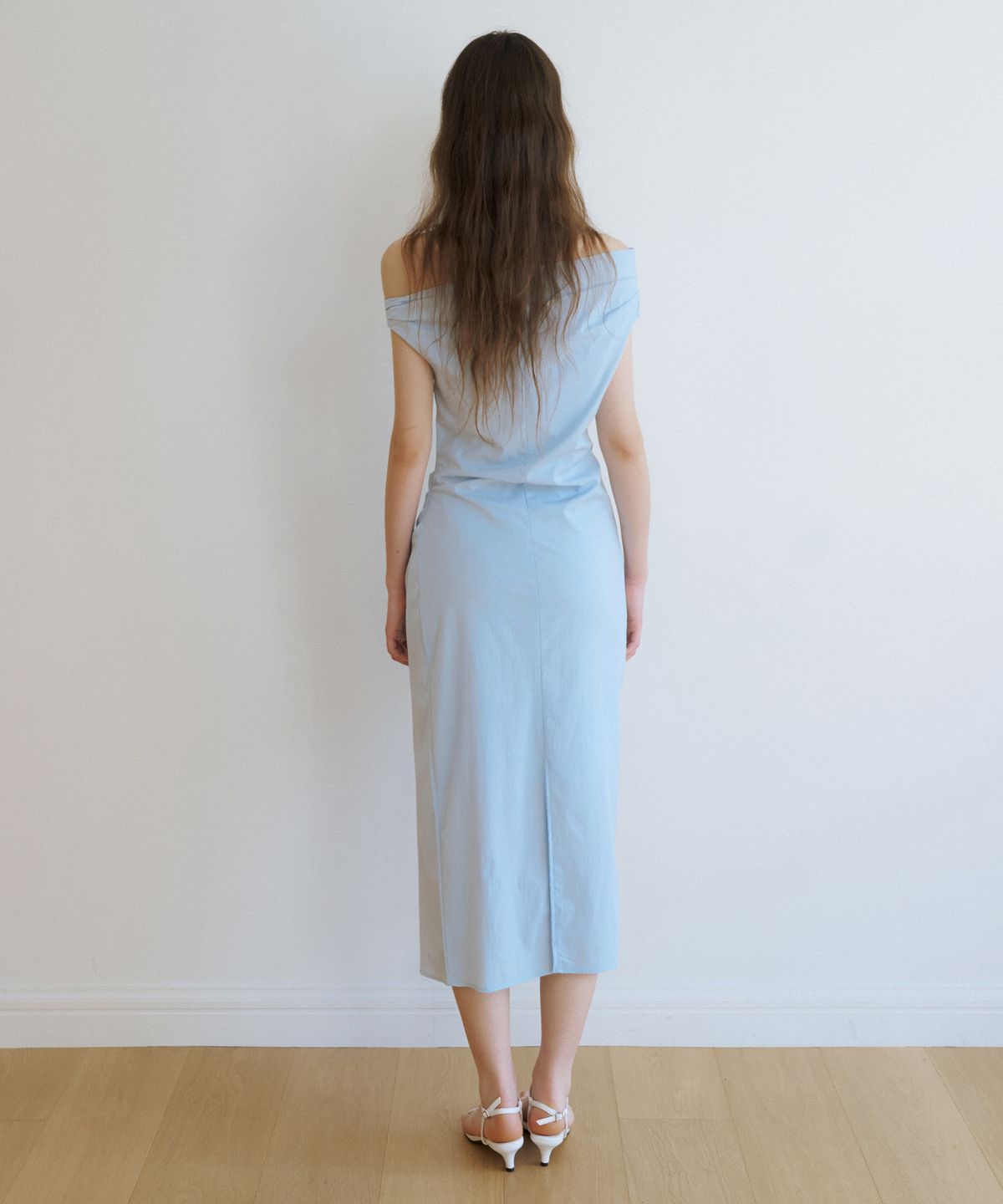 리올그(REORG) WA UNBALANCED DRAPE SLEEVELESS OPS SKY BLUE