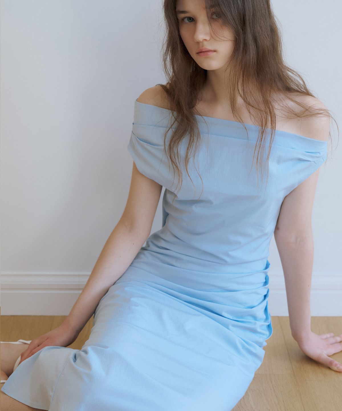 리올그(REORG) WA UNBALANCED DRAPE SLEEVELESS OPS SKY BLUE