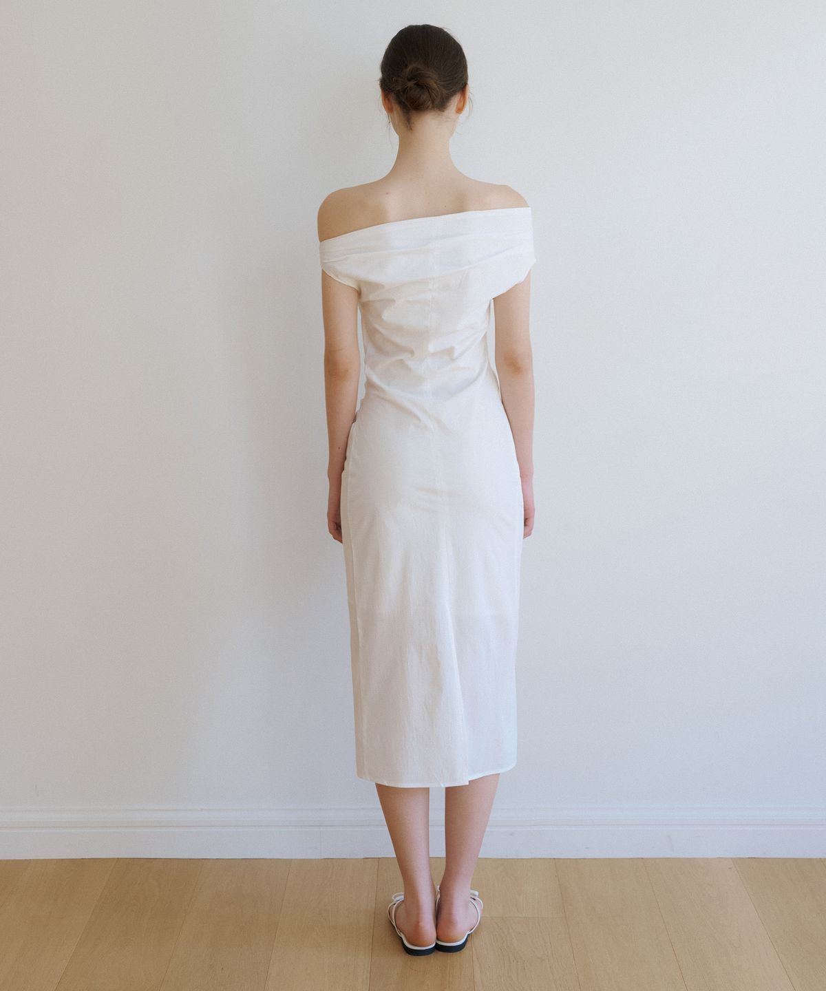 리올그(REORG) WA UNBALANCED DRAPE SLEEVELESS OPS WHITE