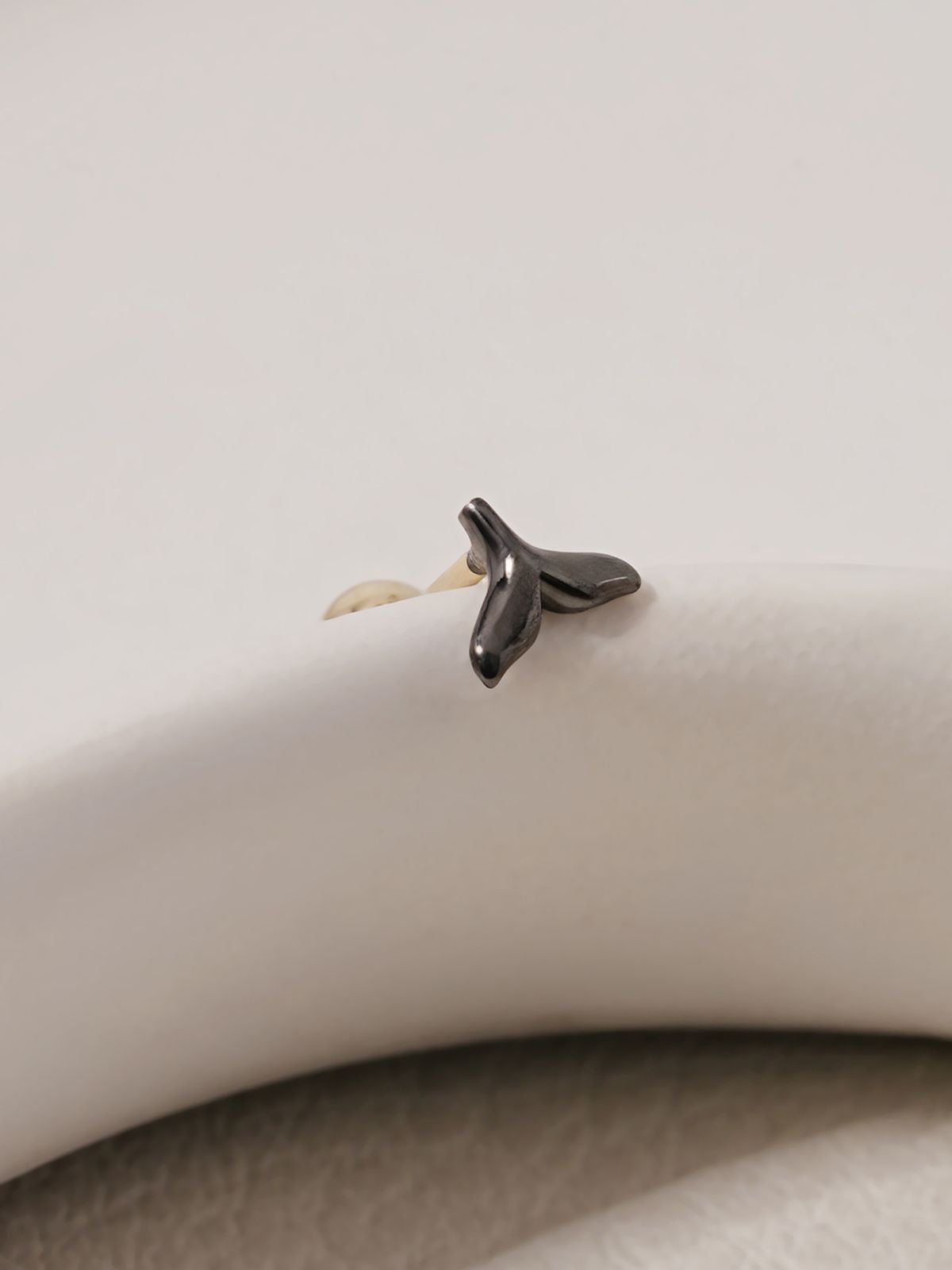미니멀피어싱(MINIMALPIERCING) 14K 블랙 미니 고래꼬리 피어싱 귀걸이