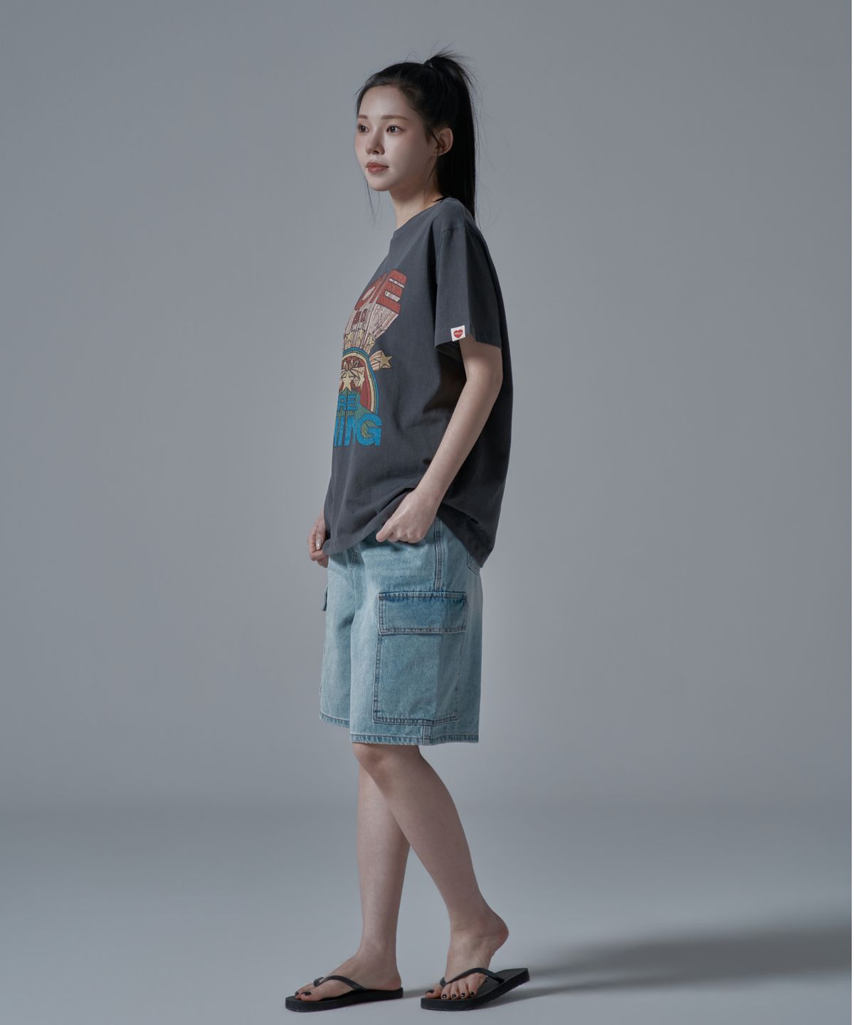 와르 포 우먼(WAARFORWOMAN) WT-73 러브 반팔 티셔츠_차콜