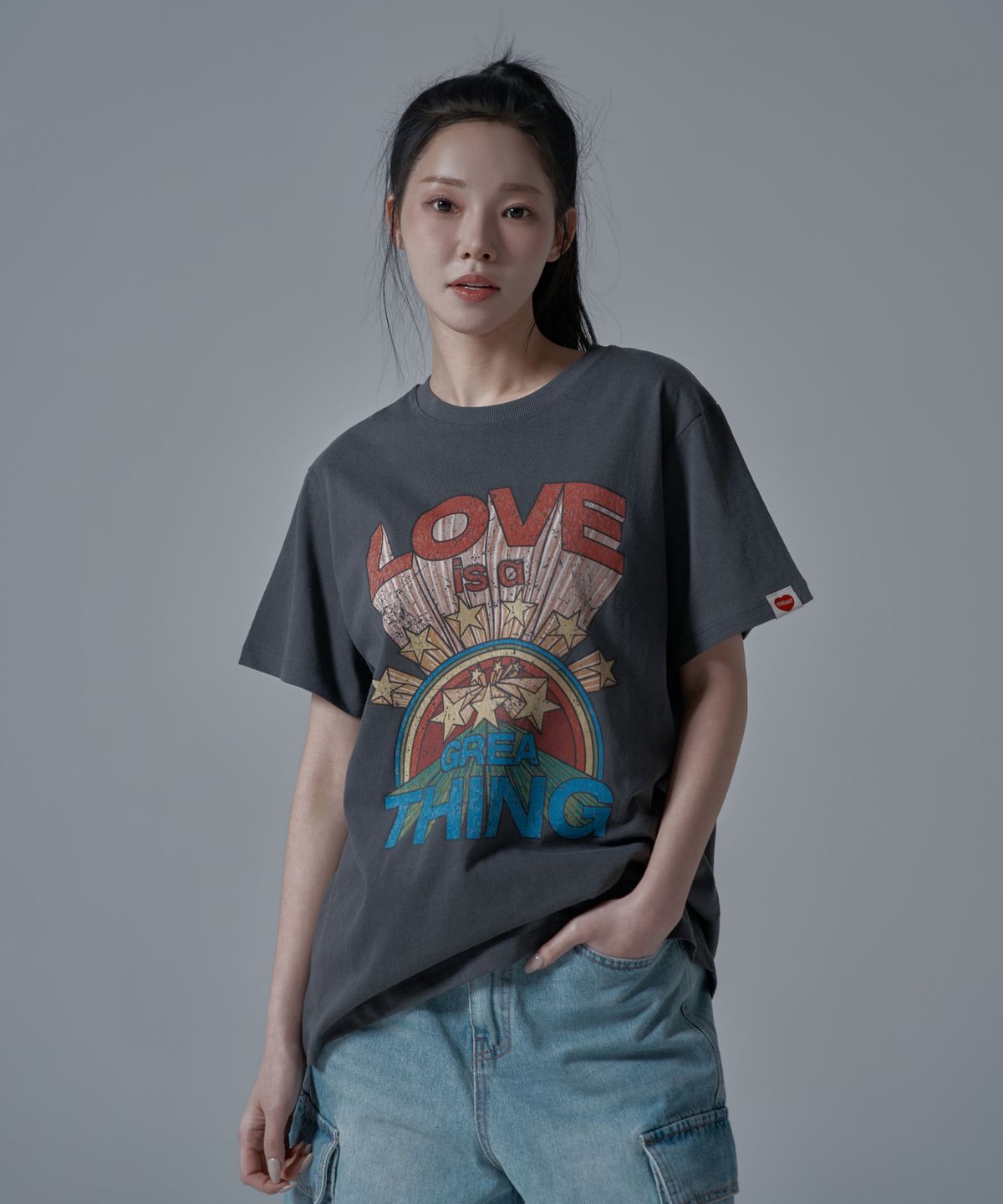 와르 포 우먼(WAARFORWOMAN) WT-73 러브 반팔 티셔츠_차콜