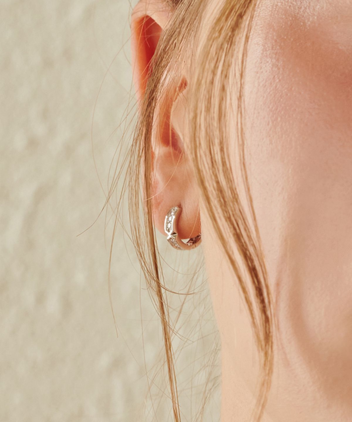 러비앤비(LOVEENB) [14K gold] 크로스 엣지 랩다이아몬드 귀걸이