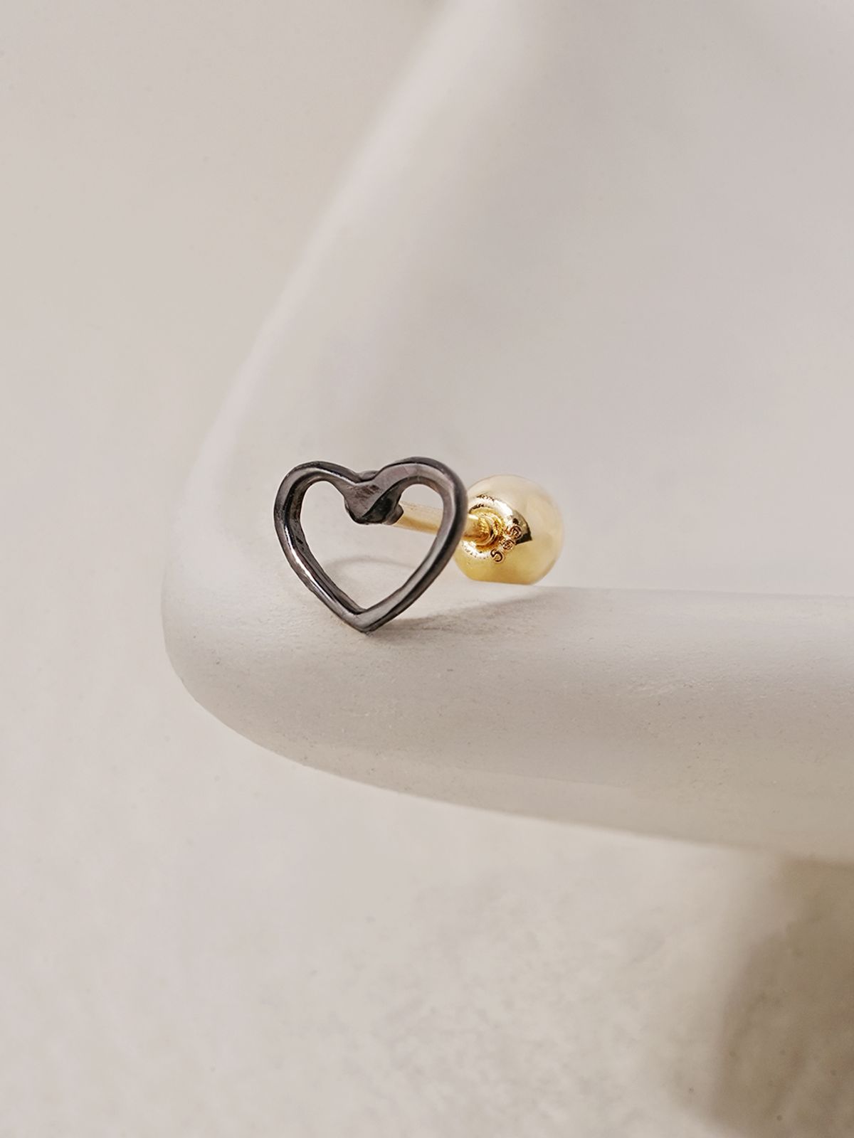 미니멀피어싱(MINIMALPIERCING) 14K 블랙 러블리 포인트 하트 피어싱 귀걸이