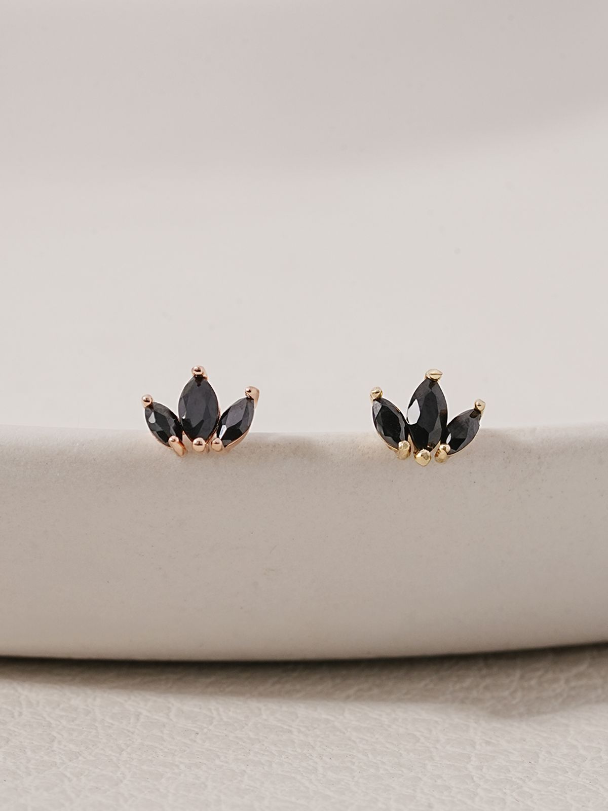 미니멀피어싱(MINIMALPIERCING) 14K 블랙 미니 티아라 피어싱 귀걸이