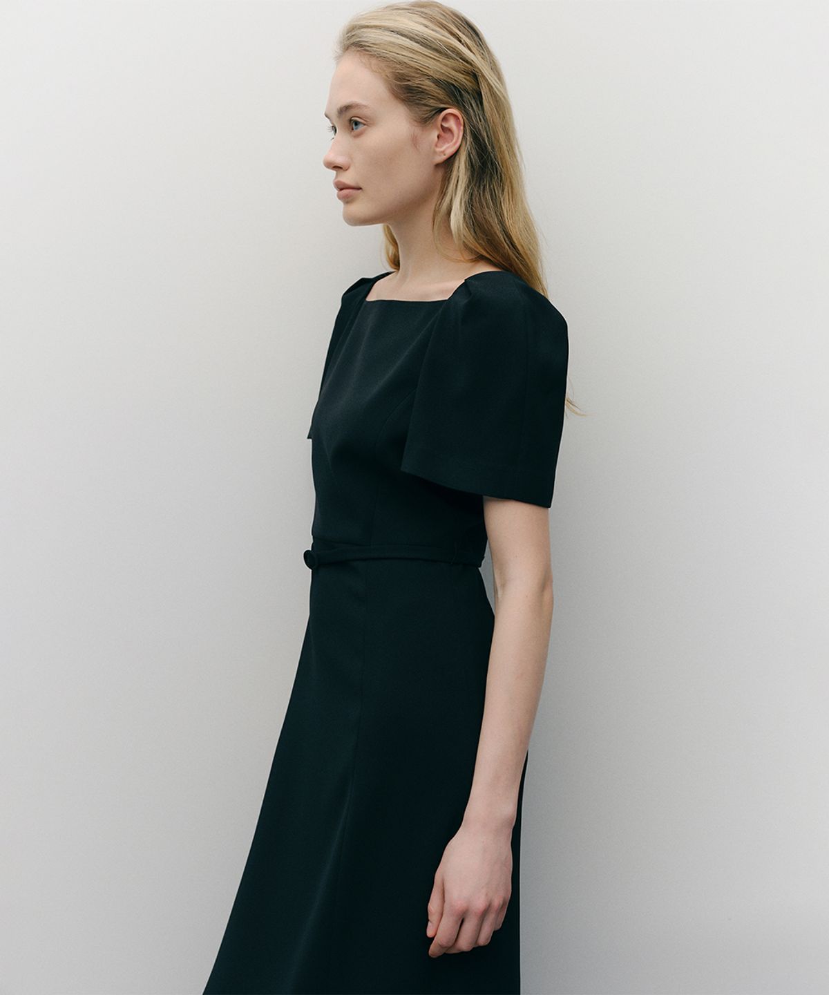 이아(EAAH) TUCK SLEEVE BELTED DRESS (BLACK)