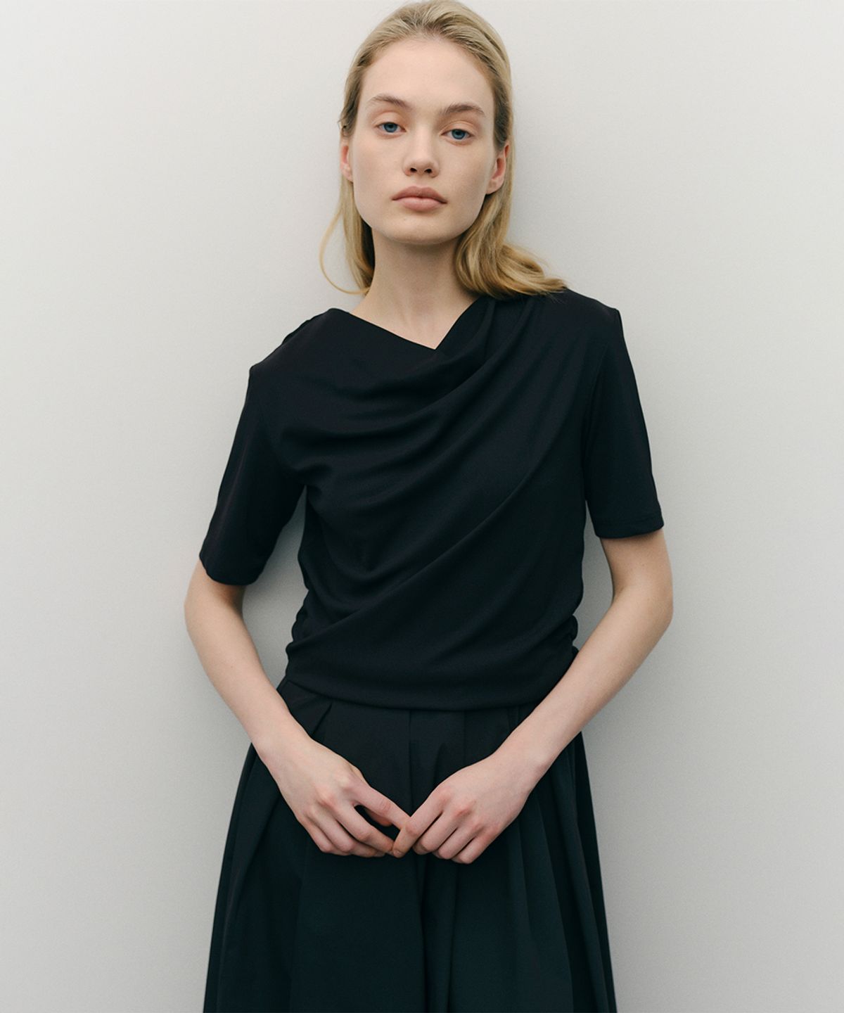 이아(EAAH) DRAPE FLARE DRESS (BLACK)