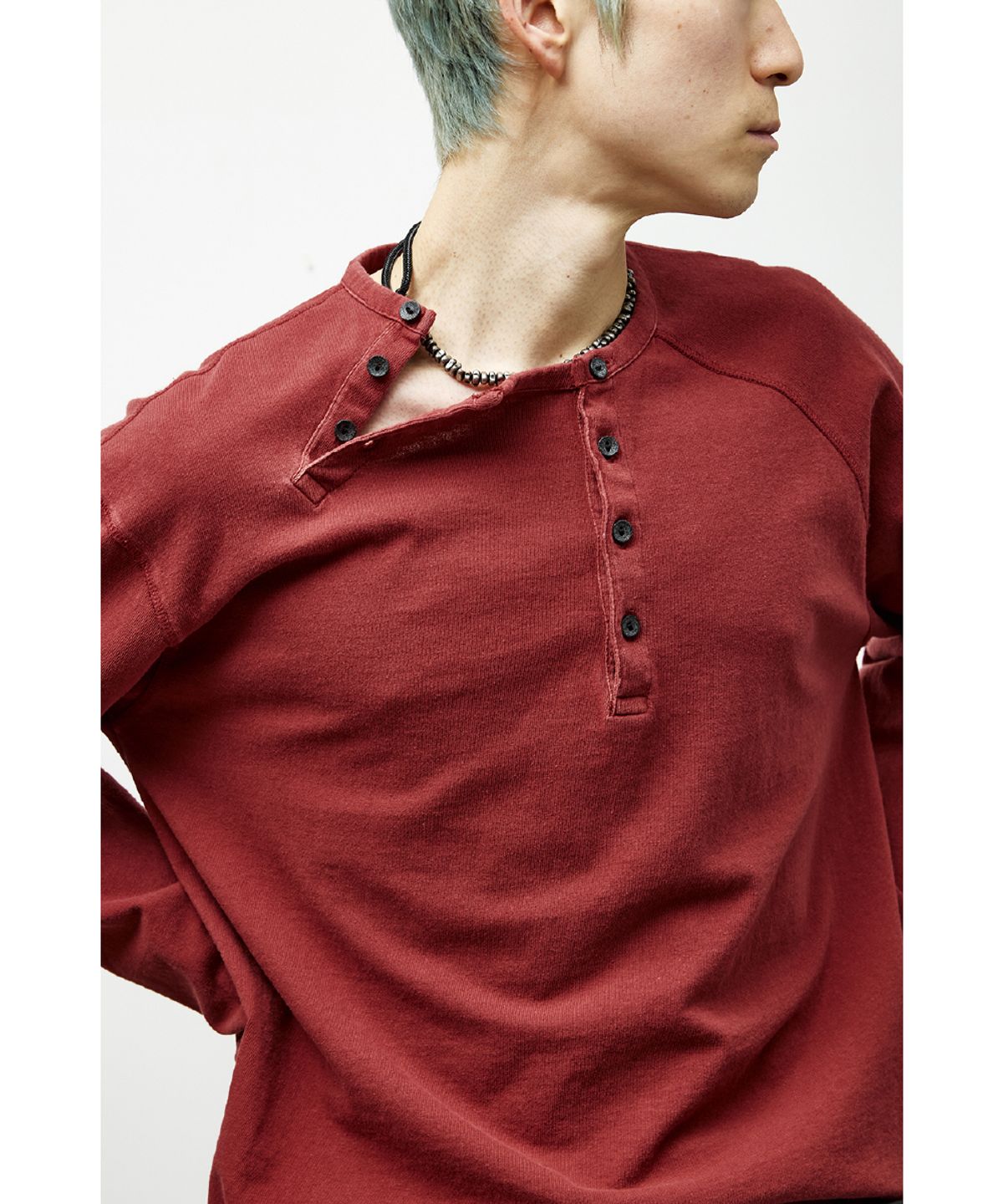 해칭룸(HATCHINGROOM) Double Henley Neck Tee Bleached Red