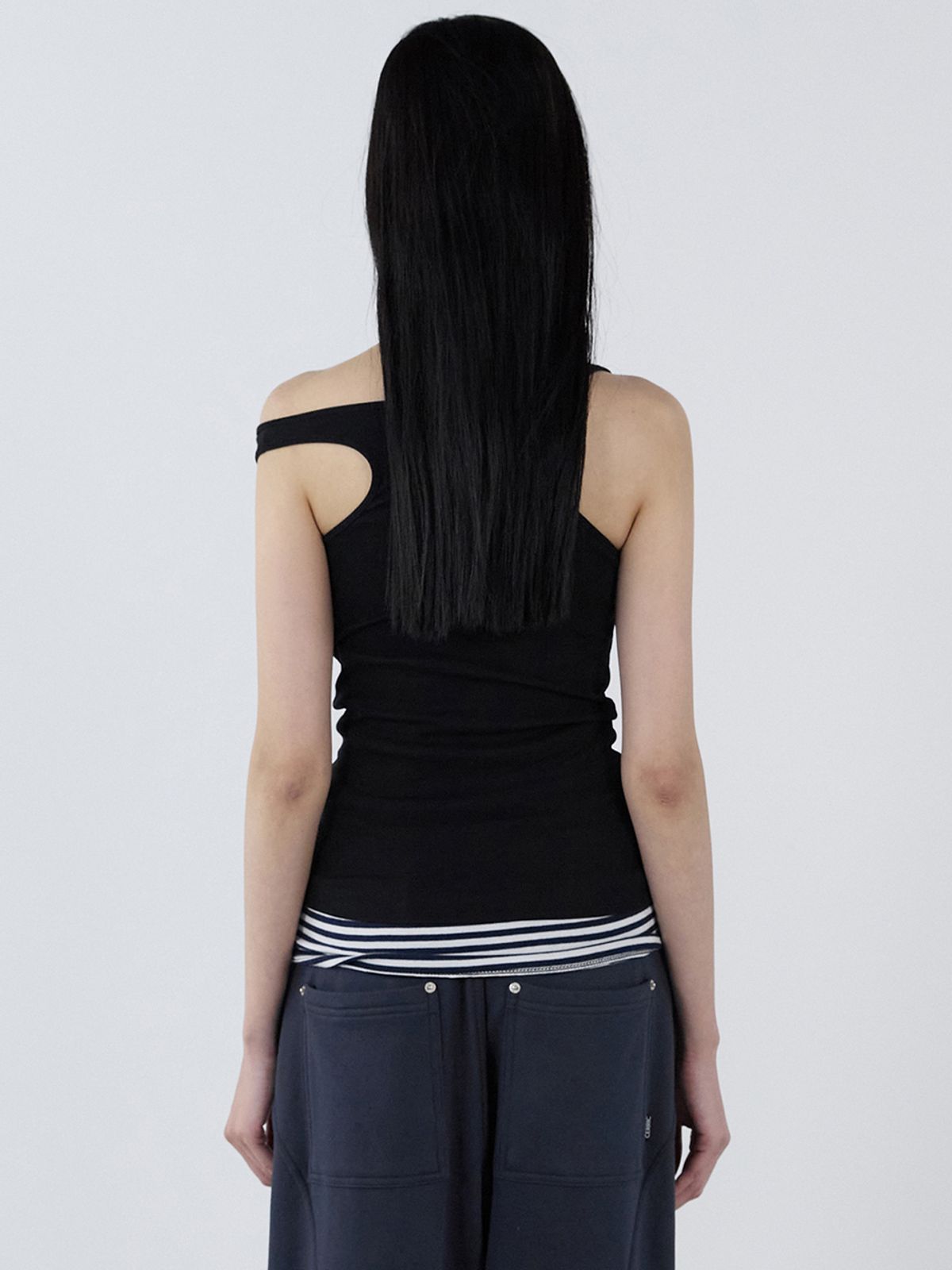 세릭(CERRIC) V-Slit Sleeveless _ Black