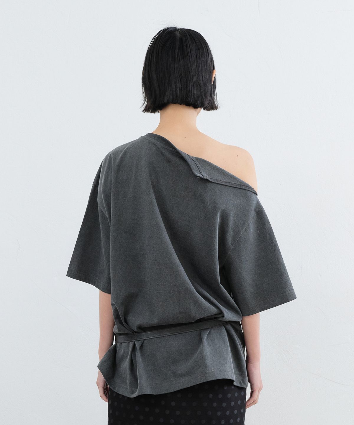 실롯(SEALOT) 라인스톤 오픈 숄더 하프 슬리브 탑 (챠콜)