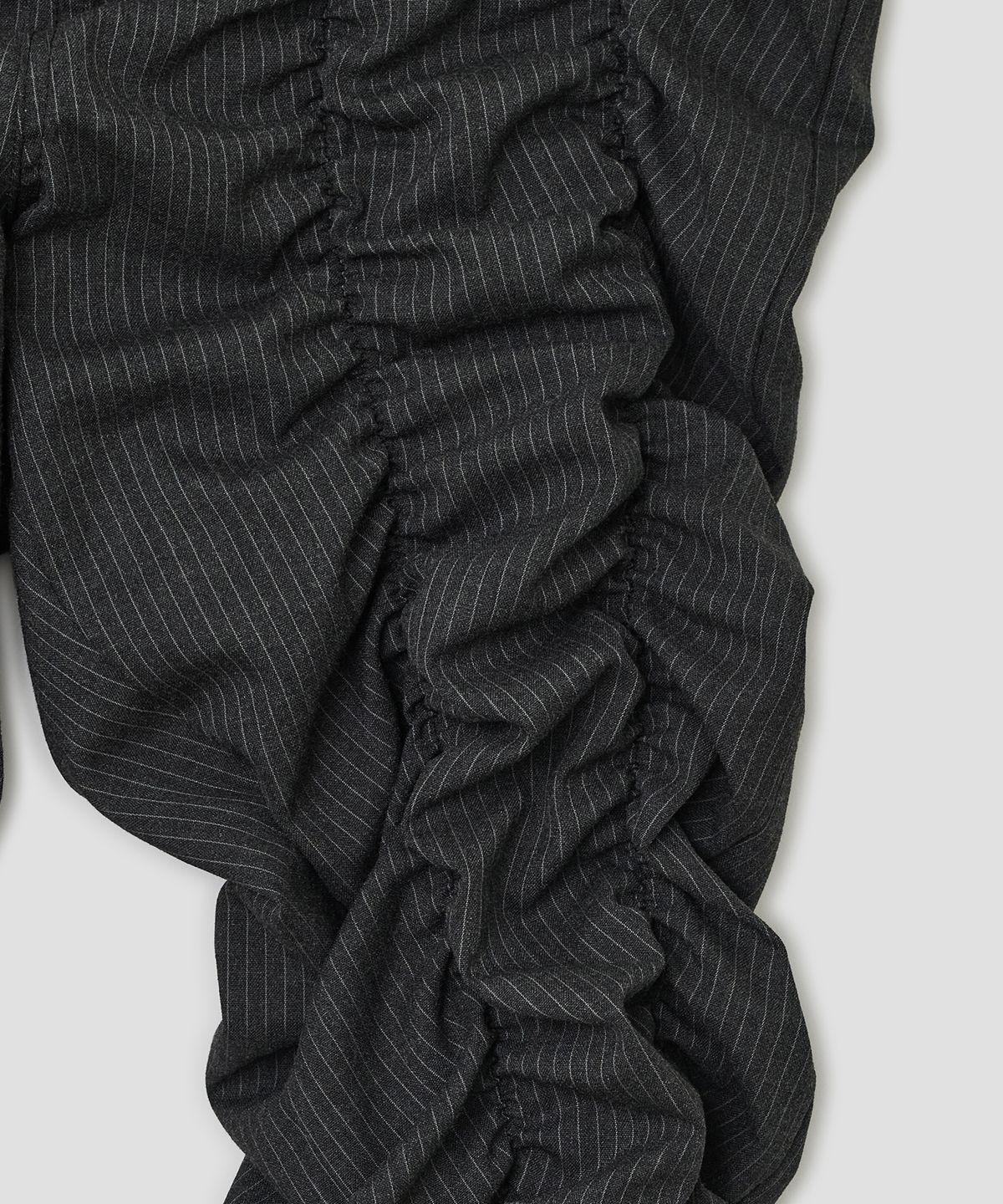 타입서비스(TYPESERVICE) Shirred Texture Capri Pants [Charcoal]