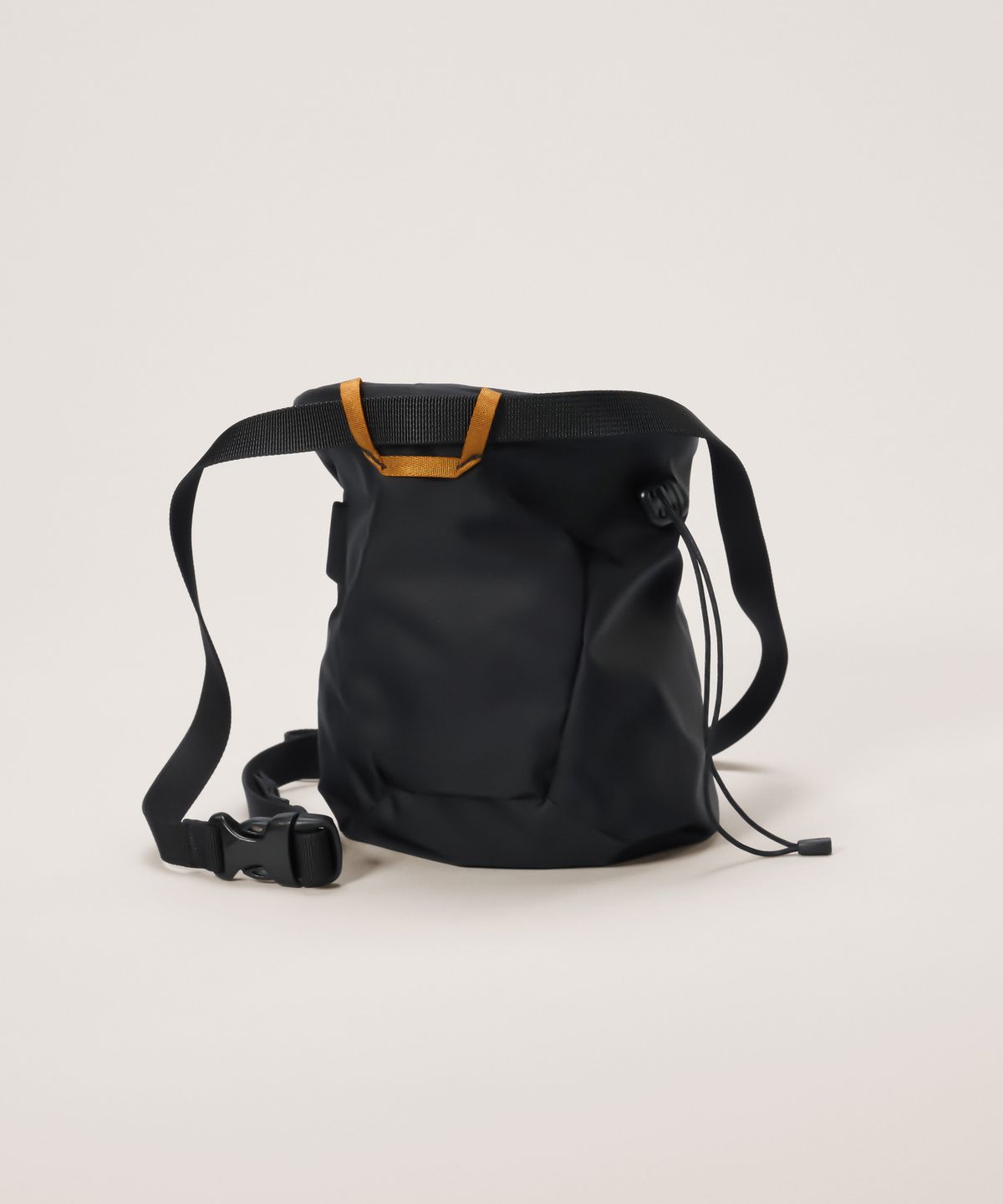 아크테릭스(ARCTERYX) 이온 SL 초크백 - 24K BLACK / AGQSU10364