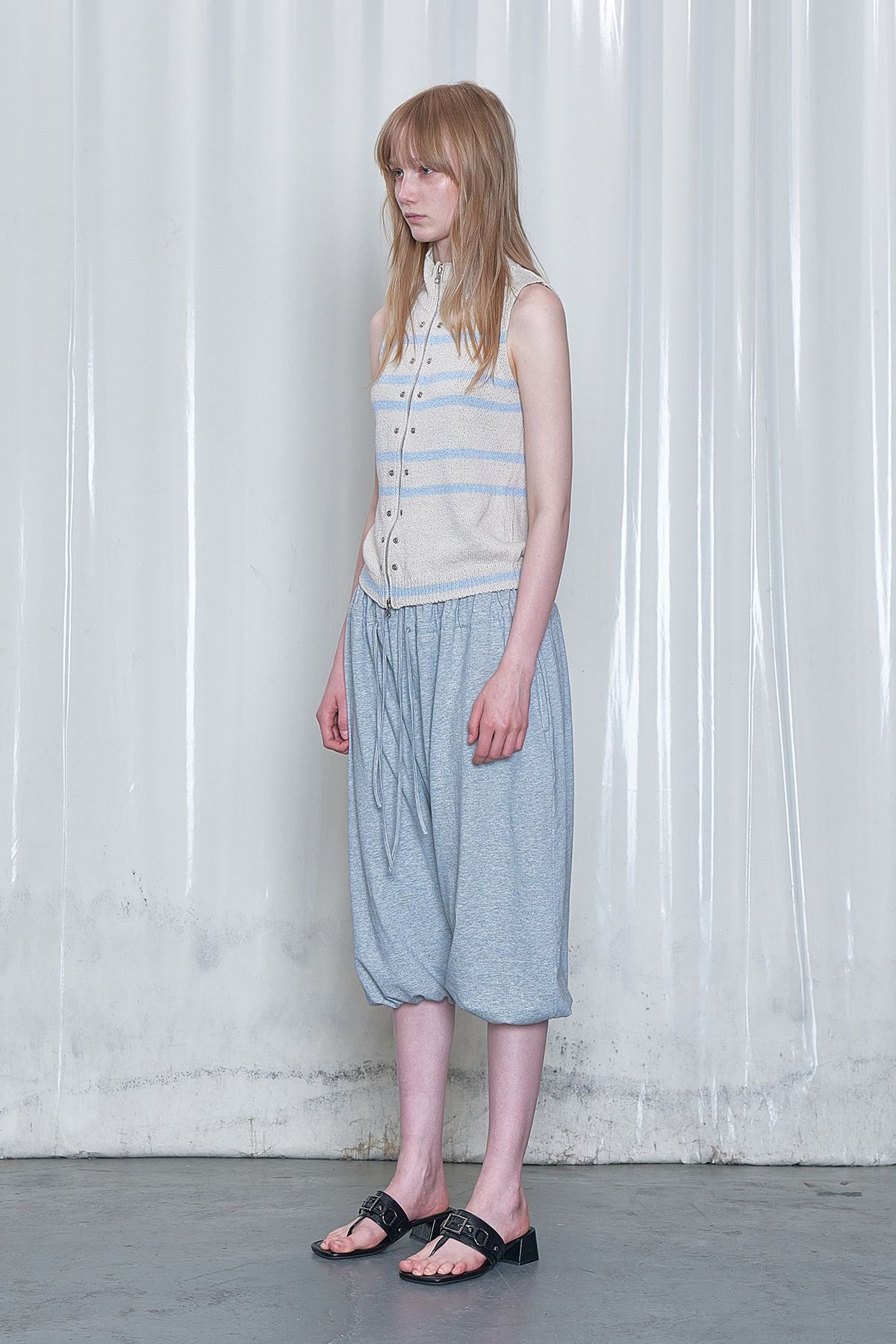다이닛(DEINET) STRIPE KNIT VEST ZIP UP IN LIGHT GREY