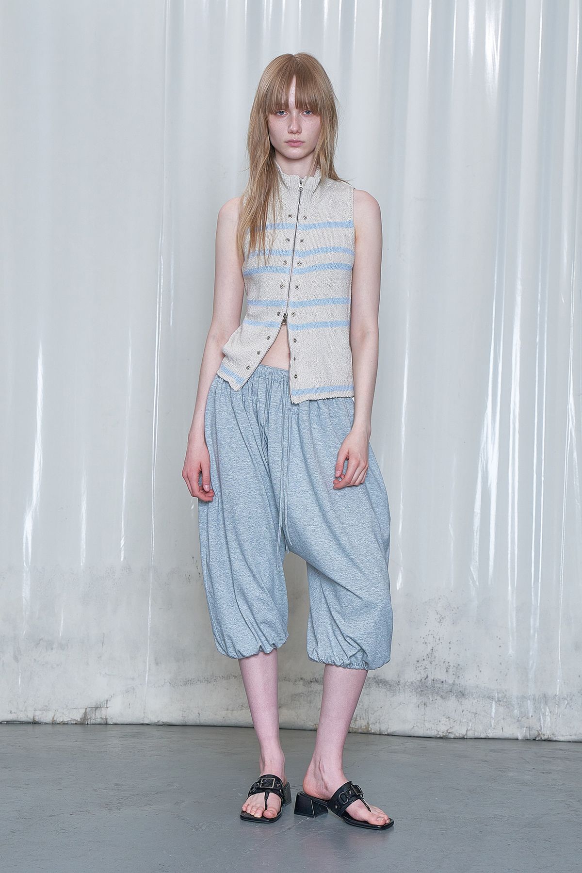 다이닛(DEINET) STRIPE KNIT VEST ZIP UP IN LIGHT GREY
