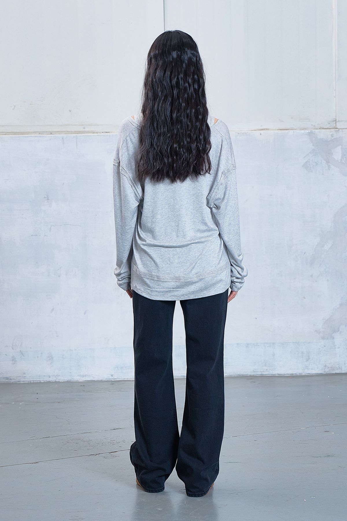 다이닛(DEINET) RAW V LONG SLEEVE IN MELANGE GREY