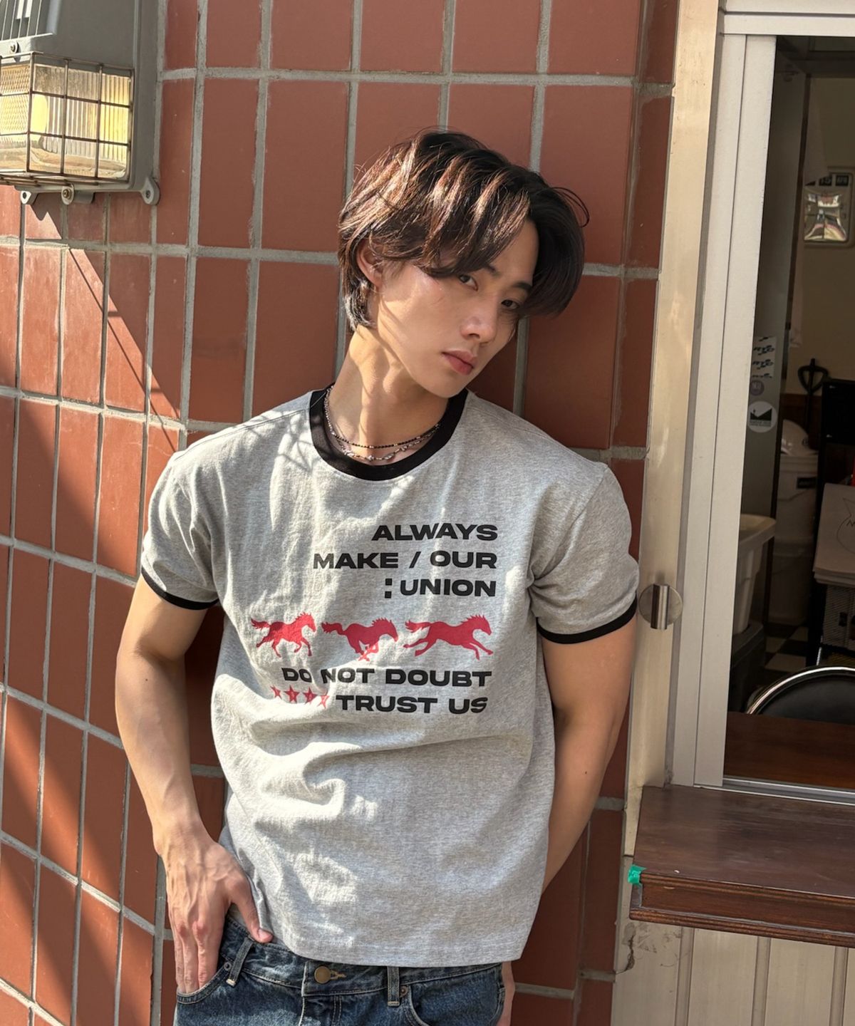 아모우(AMOU) Runing horse Ringer T-shirts GRAY