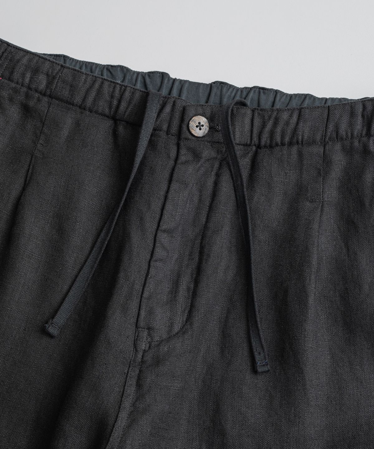 비헤비어(BEHEAVYER) DYED LINEN EASY 1/2 TROUSERS anthracite