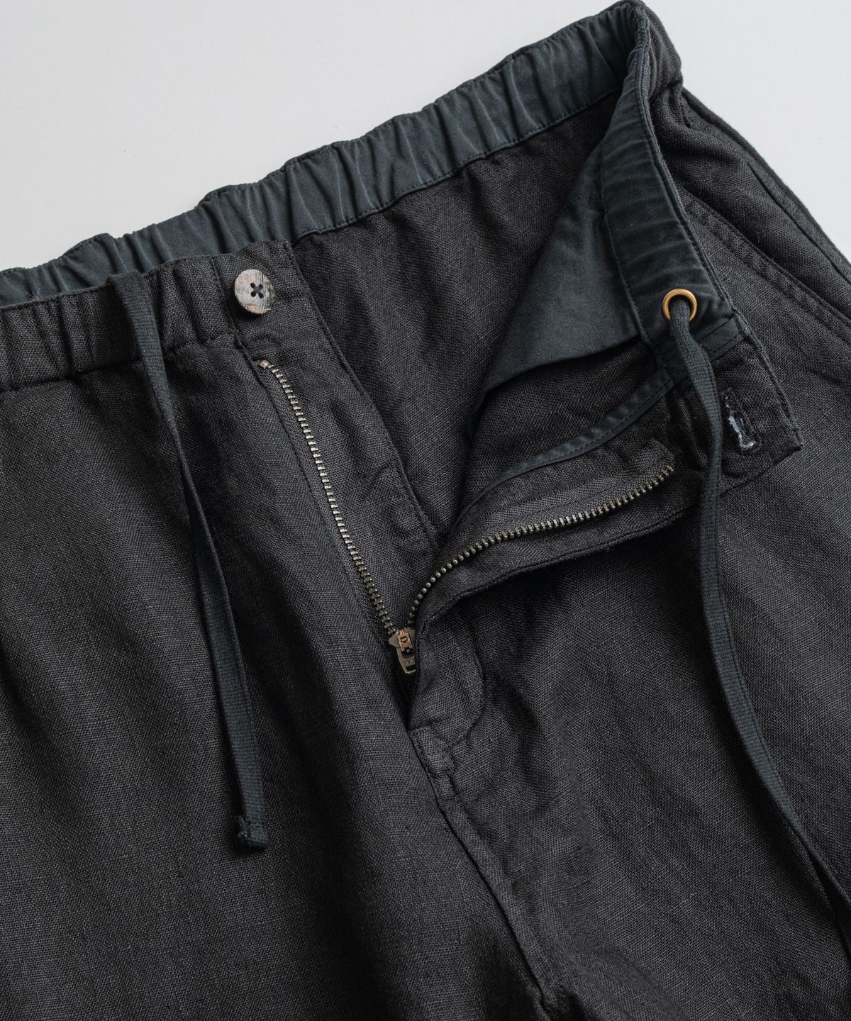 비헤비어(BEHEAVYER) DYED LINEN EASY 1/2 TROUSERS anthracite