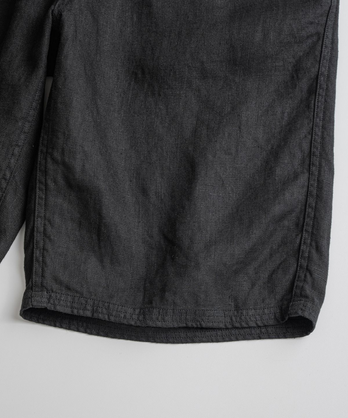 비헤비어(BEHEAVYER) DYED LINEN EASY 1/2 TROUSERS anthracite