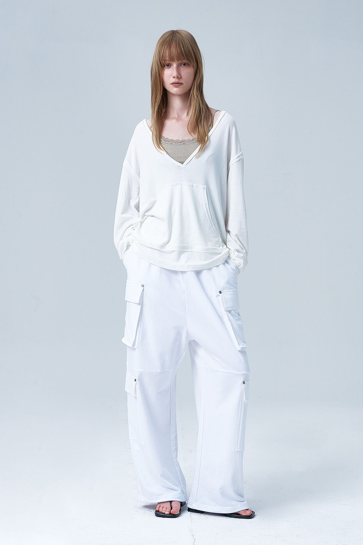 다이닛(DEINET) RAW V LONG SLEEVE IN WHITE