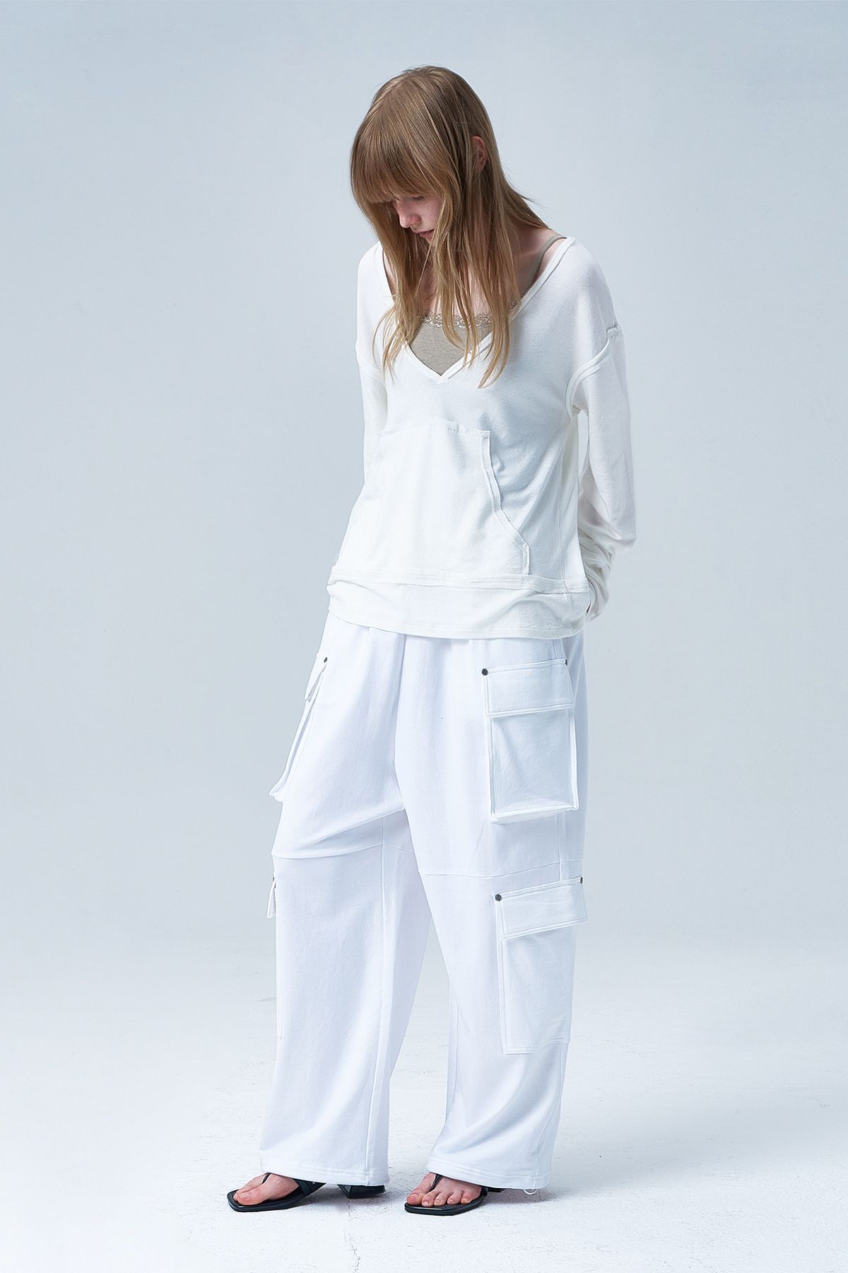 다이닛(DEINET) RAW V LONG SLEEVE IN WHITE