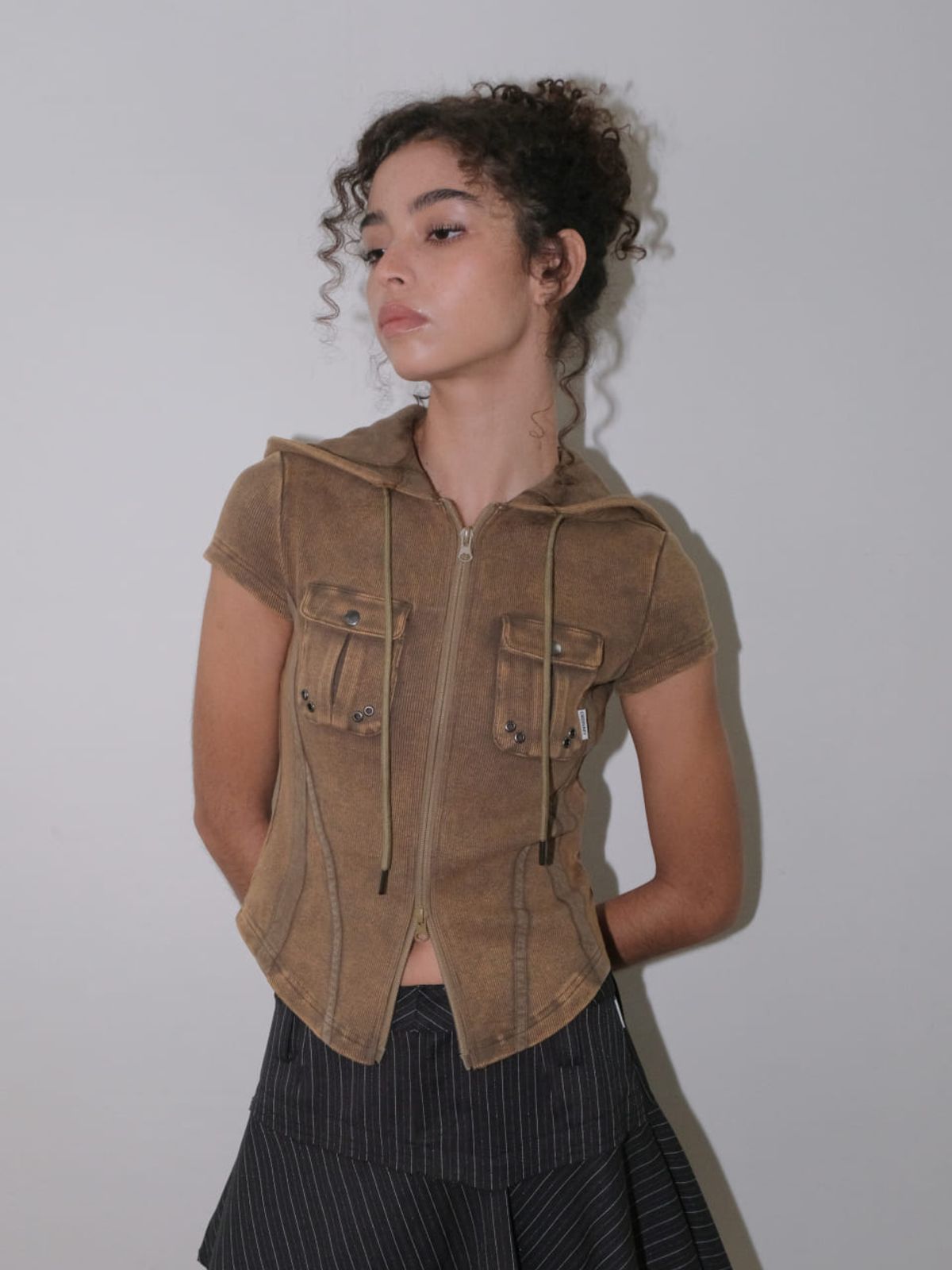 오디너리 홀리데이(ORDINARY HOLIDAY) HALF SLEEVE PIGMENT SLIM LINE ZIP-UP [KHAKI]