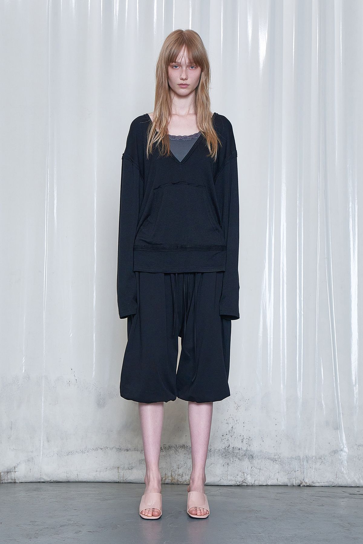 다이닛(DEINET) RAW V LONG SLEEVE IN BLACK
