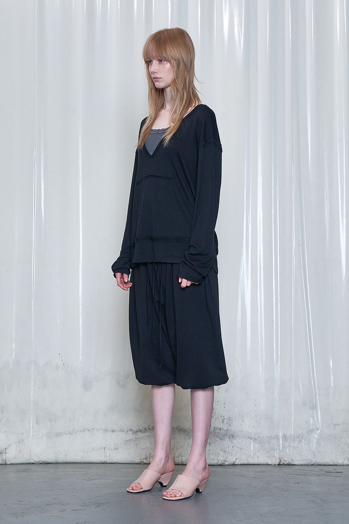 다이닛(DEINET) RAW V LONG SLEEVE IN BLACK