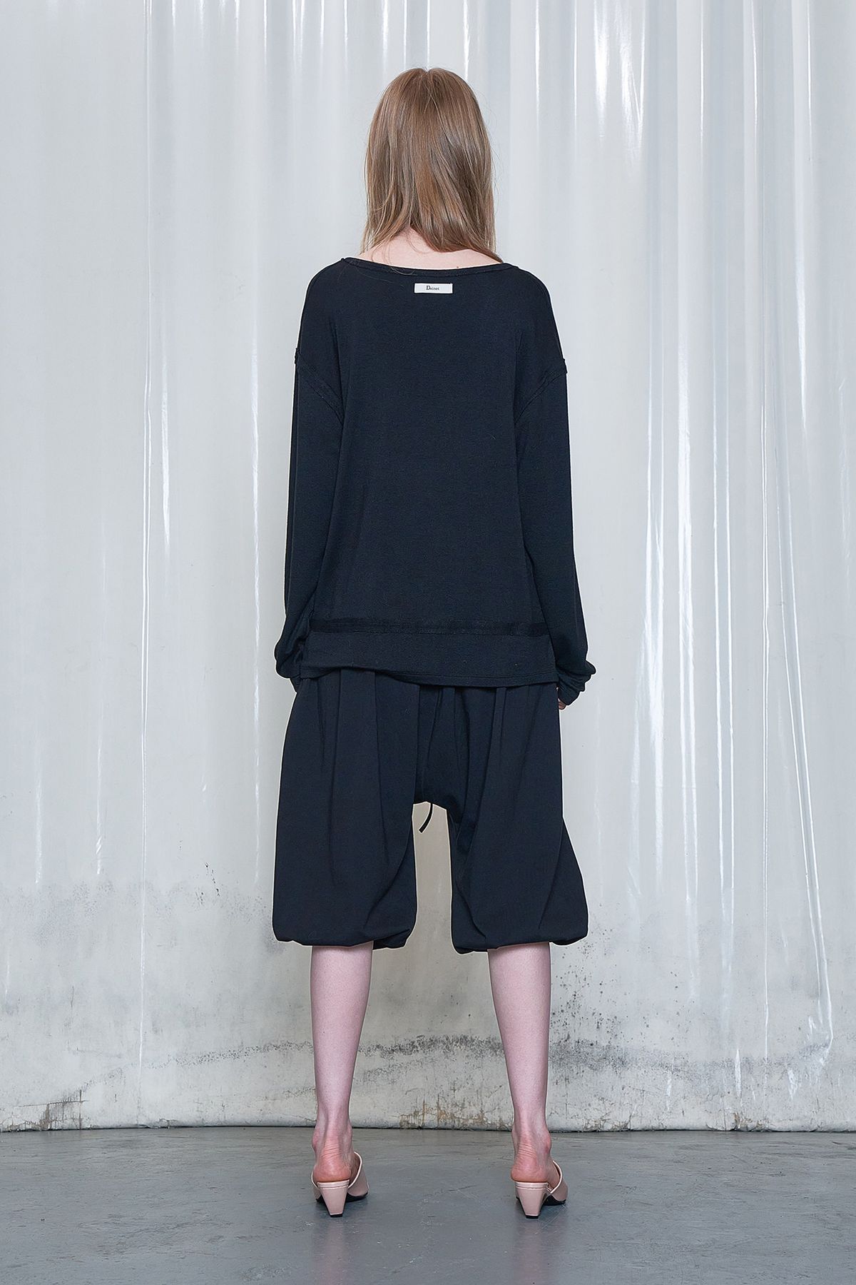 다이닛(DEINET) RAW V LONG SLEEVE IN BLACK
