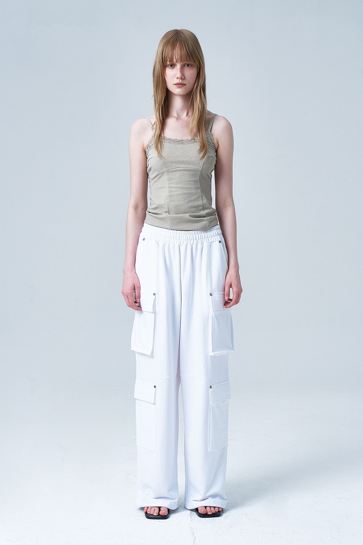다이닛(DEINET) LACE CURVE CAMI TOP IN BEIGE