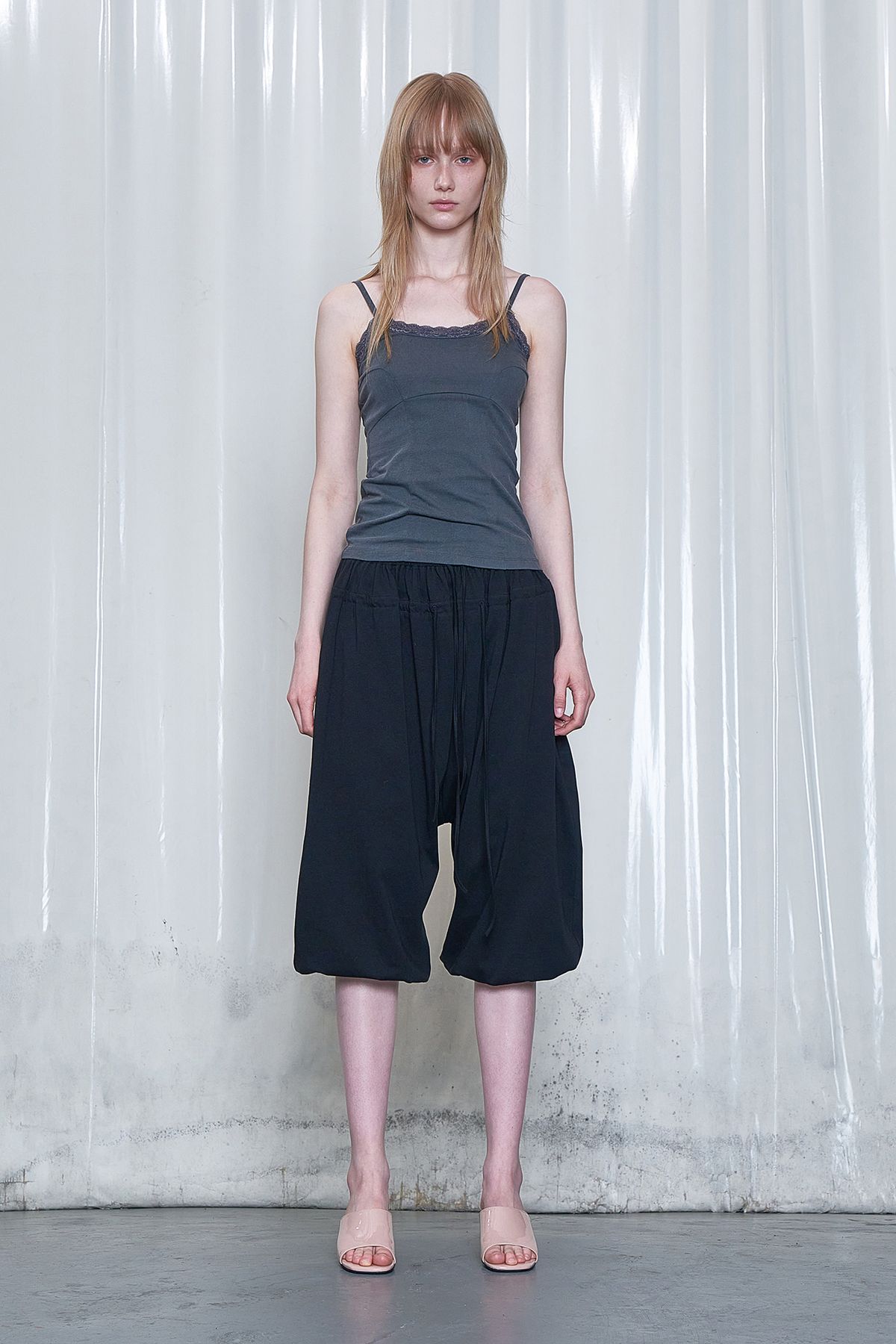 다이닛(DEINET) LACE CURVE CAMI TOP IN CHARCOAL