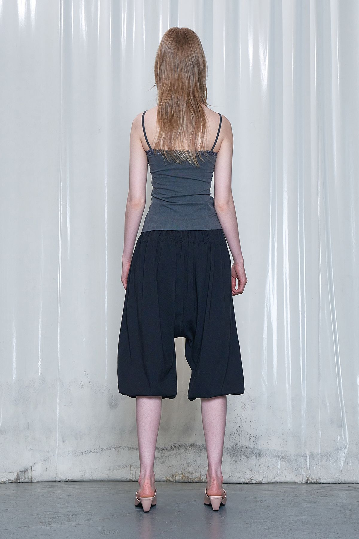 다이닛(DEINET) LACE CURVE CAMI TOP IN CHARCOAL