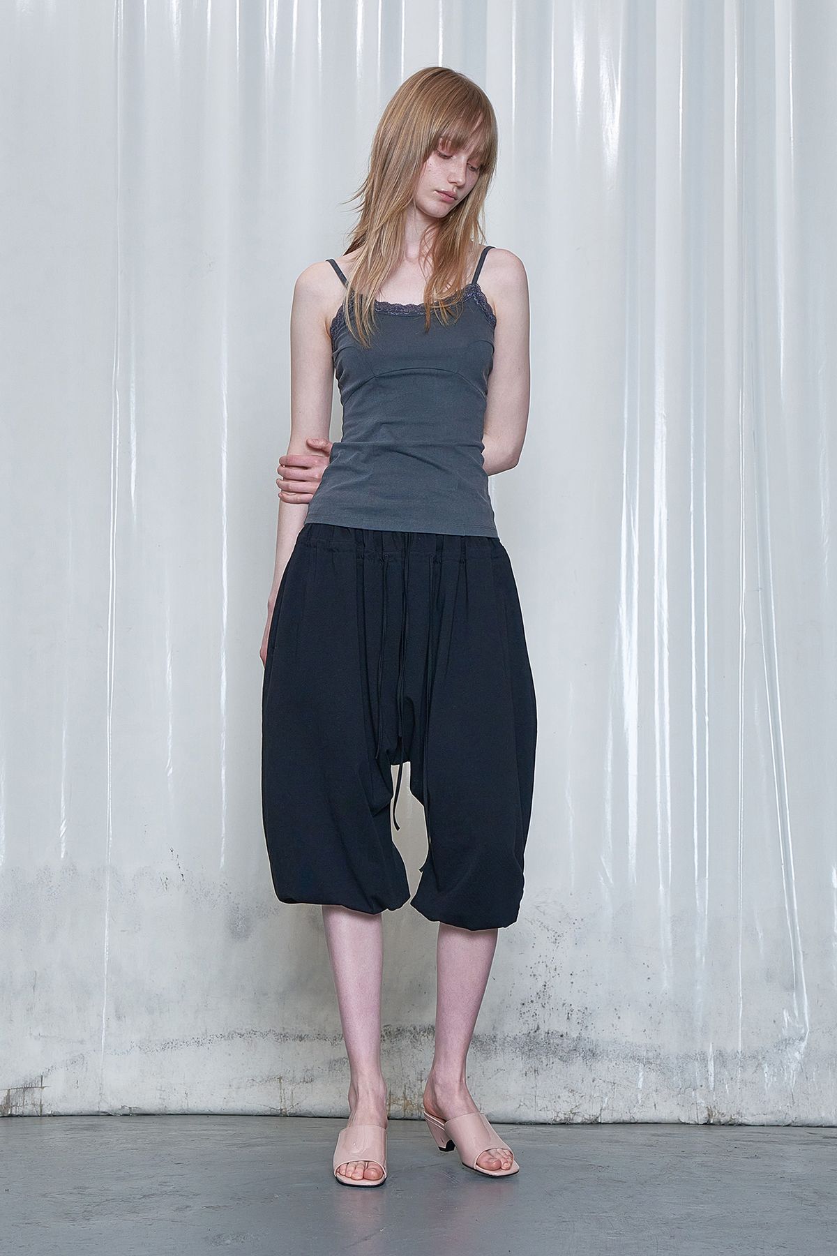 다이닛(DEINET) LACE CURVE CAMI TOP IN CHARCOAL